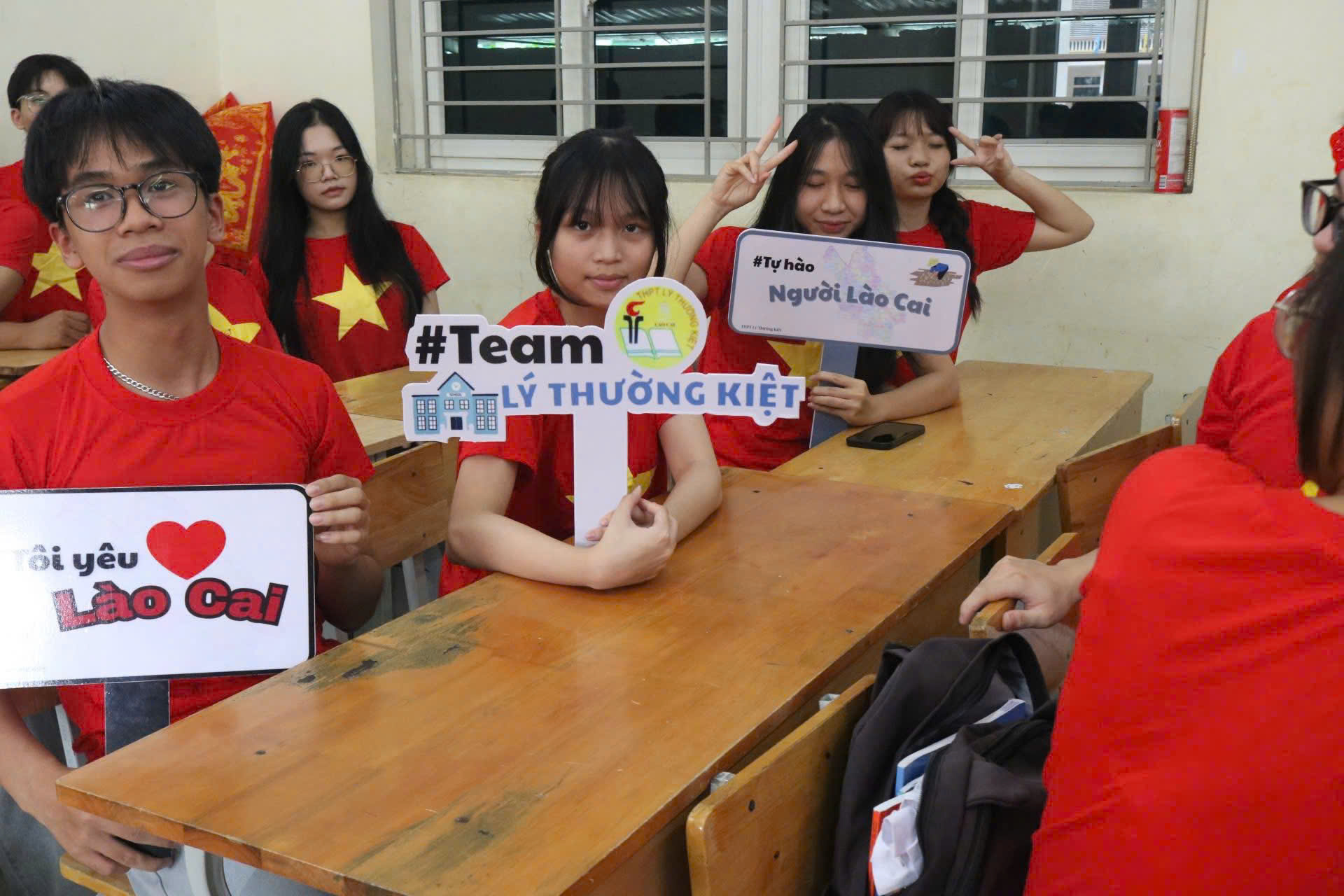 Học sinh THPT Lý Thường Kiệt sôi nổi tìm hiểu lịch sử Đảng bộ tỉnh Lào Cai 1 z7055200666223 ed9f94e0d403e5525c6566df5aa8f4ae