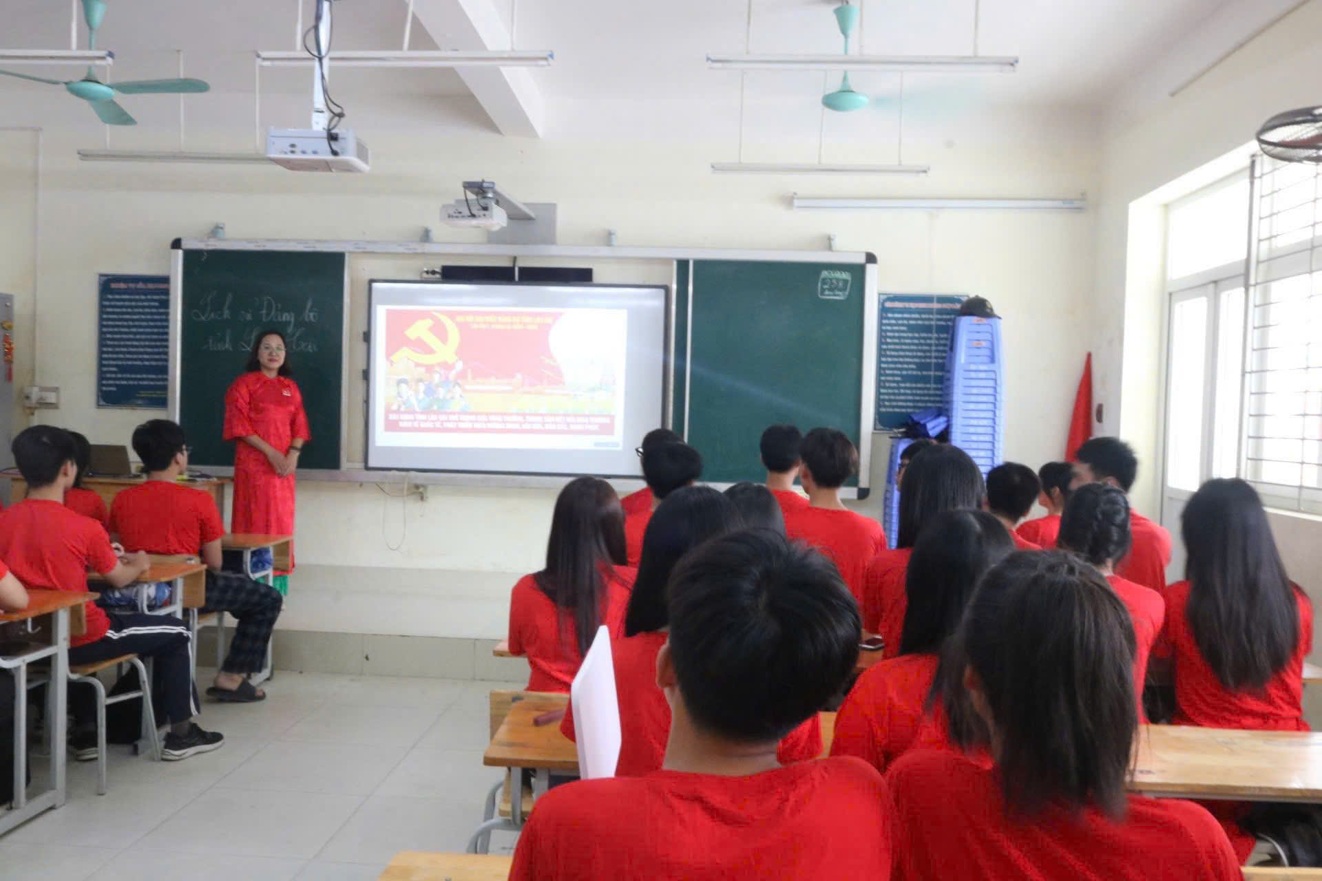 Học sinh THPT Lý Thường Kiệt sôi nổi tìm hiểu lịch sử Đảng bộ tỉnh Lào Cai 2 z7055200693611 501c02cdf00bd04bbfcca2ecf2d0438e