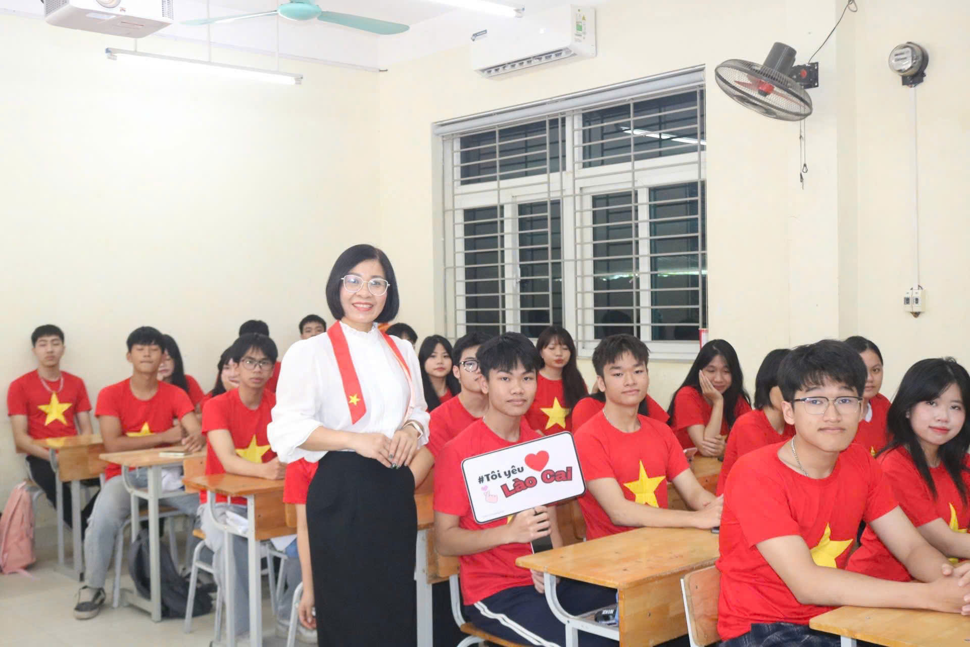 Học sinh THPT Lý Thường Kiệt sôi nổi tìm hiểu lịch sử Đảng bộ tỉnh Lào Cai 3 z7055200701522 ad8a4c1fd4f755f2a8066c5857d0bfaa