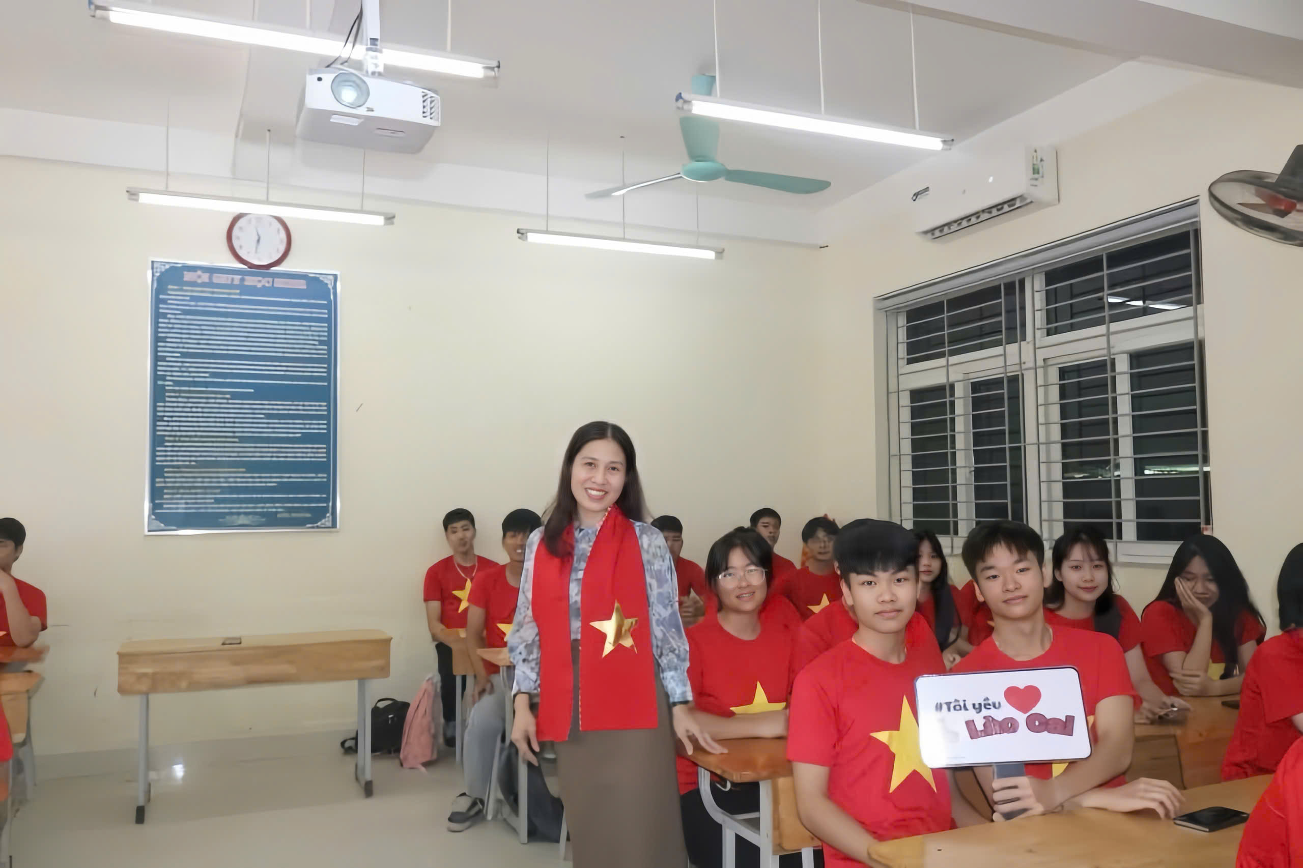 Học sinh THPT Lý Thường Kiệt sôi nổi tìm hiểu lịch sử Đảng bộ tỉnh Lào Cai 4 z7055204655657 653ec0e11b063277d36b244463d2cc10