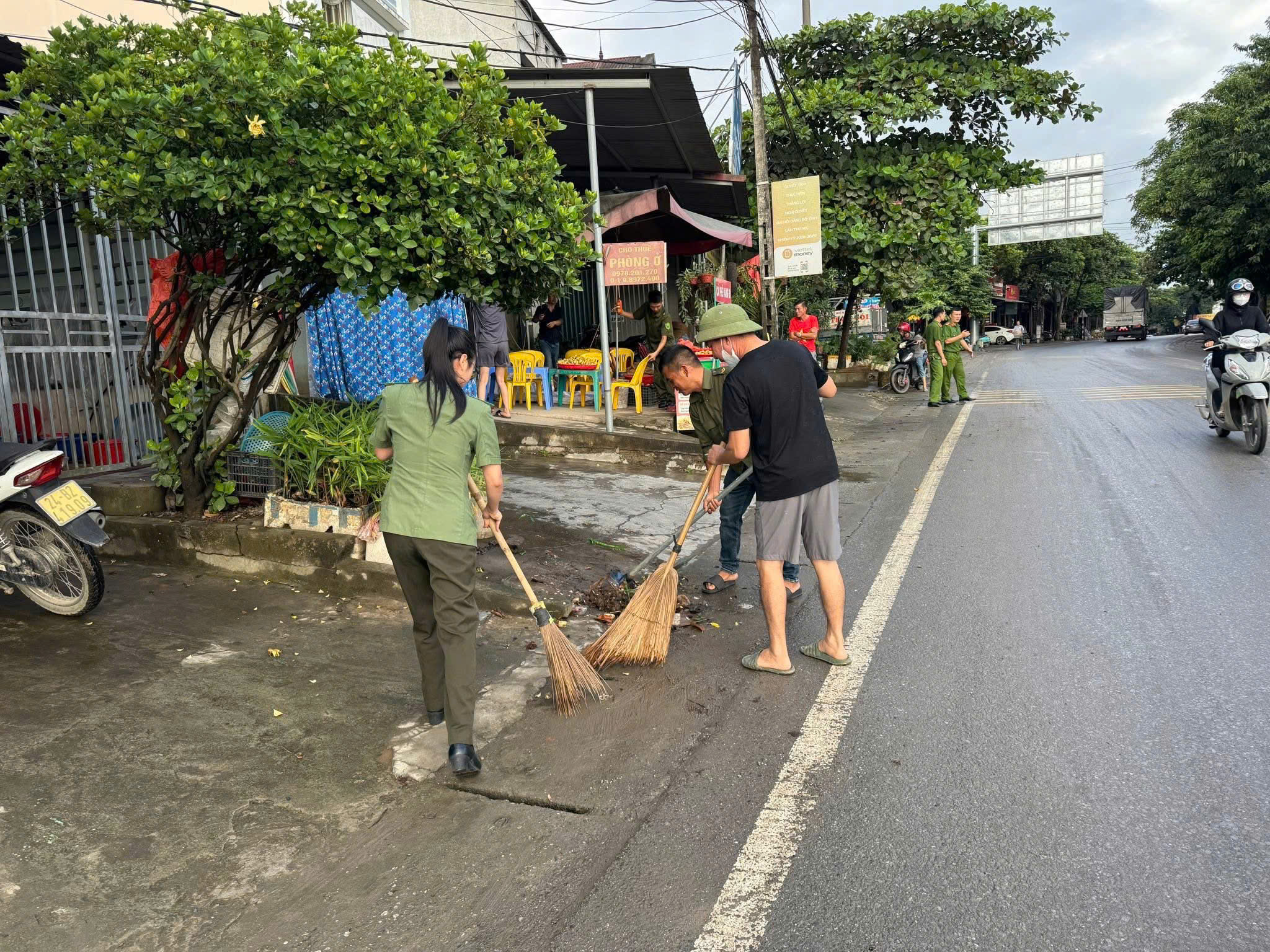 Phường Âu Lâu đồng lòng làm sạch đẹp đô thị, chào mừng Đại hội Đảng bộ tỉnh Lào Cai 5 z7056006429236 0c5abd2cbd455cae5238e31e6a1e966e