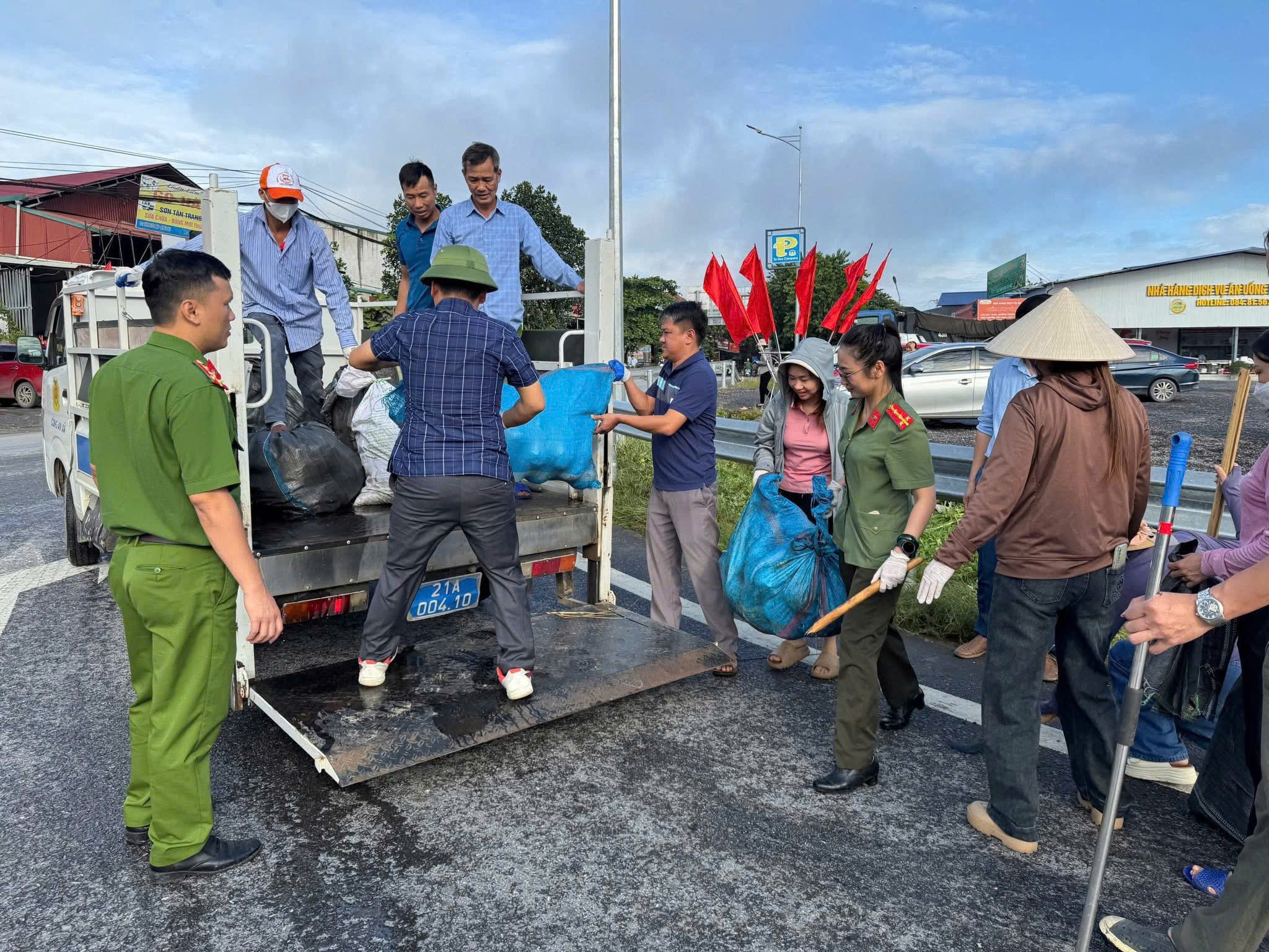 Phường Âu Lâu đồng lòng làm sạch đẹp đô thị, chào mừng Đại hội Đảng bộ tỉnh Lào Cai 6 z7056006474102 9eab918d7c8ff1430799fe7a044632e6