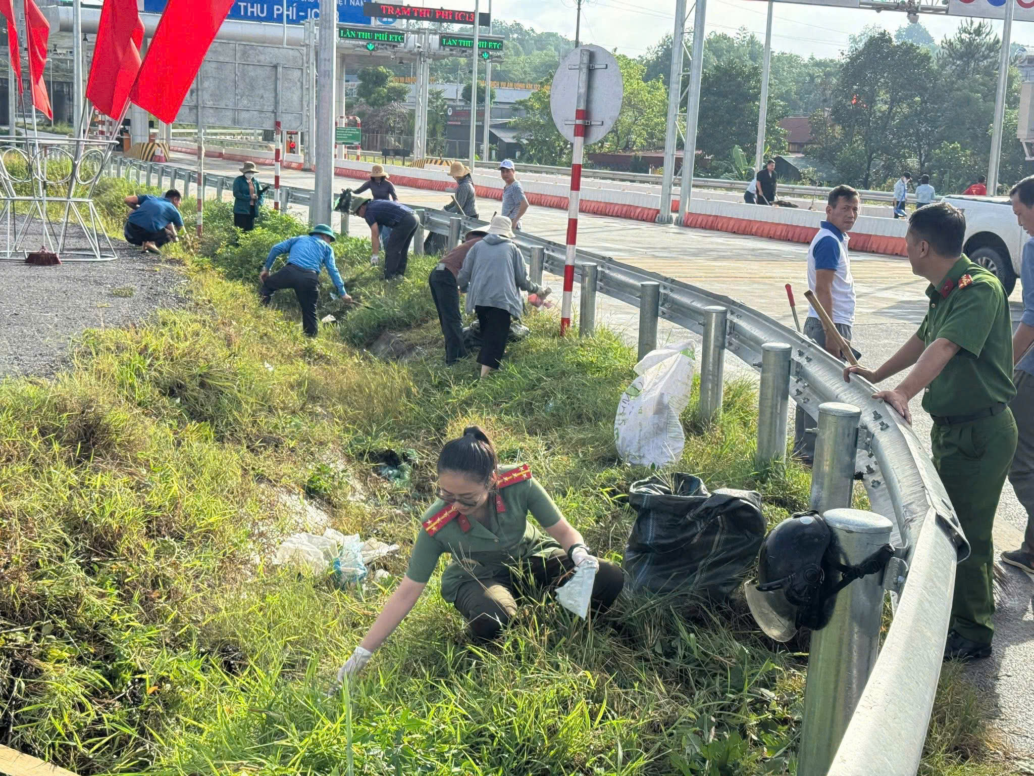 Phường Âu Lâu đồng lòng làm sạch đẹp đô thị, chào mừng Đại hội Đảng bộ tỉnh Lào Cai 3 z7056006499643 6617d0fc69edd461b2b03c1918c55da0