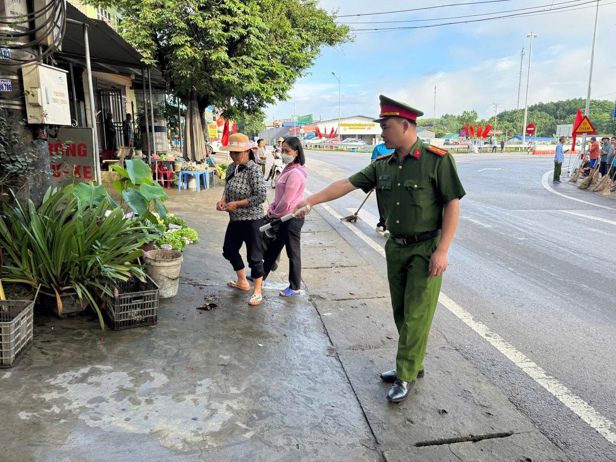 Phường Âu Lâu đồng lòng làm sạch đẹp đô thị, chào mừng Đại hội Đảng bộ tỉnh Lào Cai 2 z7056006514365 1faf4ba9e6c7c532787255a7985b9c0c
