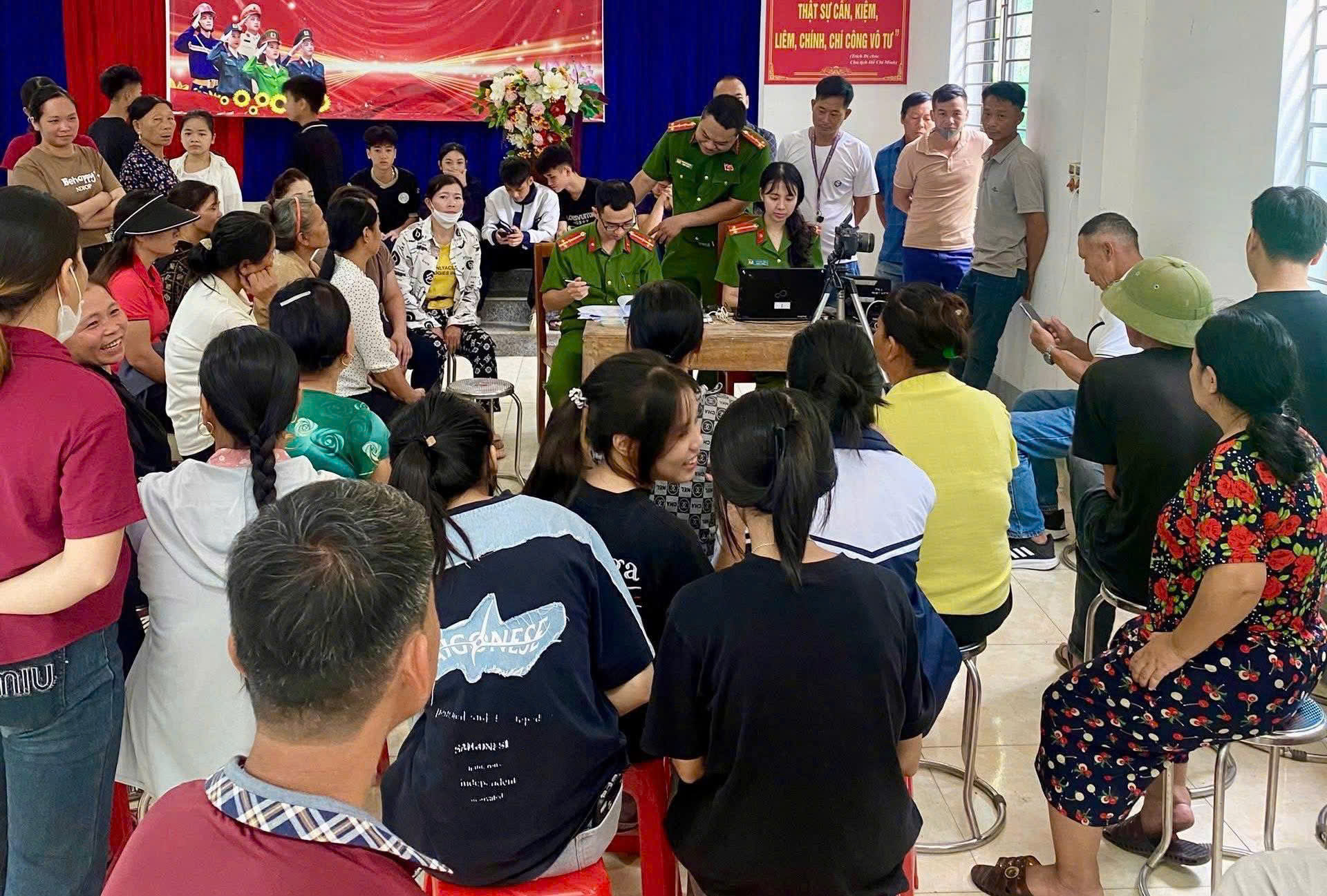 Công an xã Yên Bình ra quân: Lan tỏa tinh thần “công dân số – xã hội an toàn” 3 z7062090178637 168650c9201c807f215572e0fb77c21e