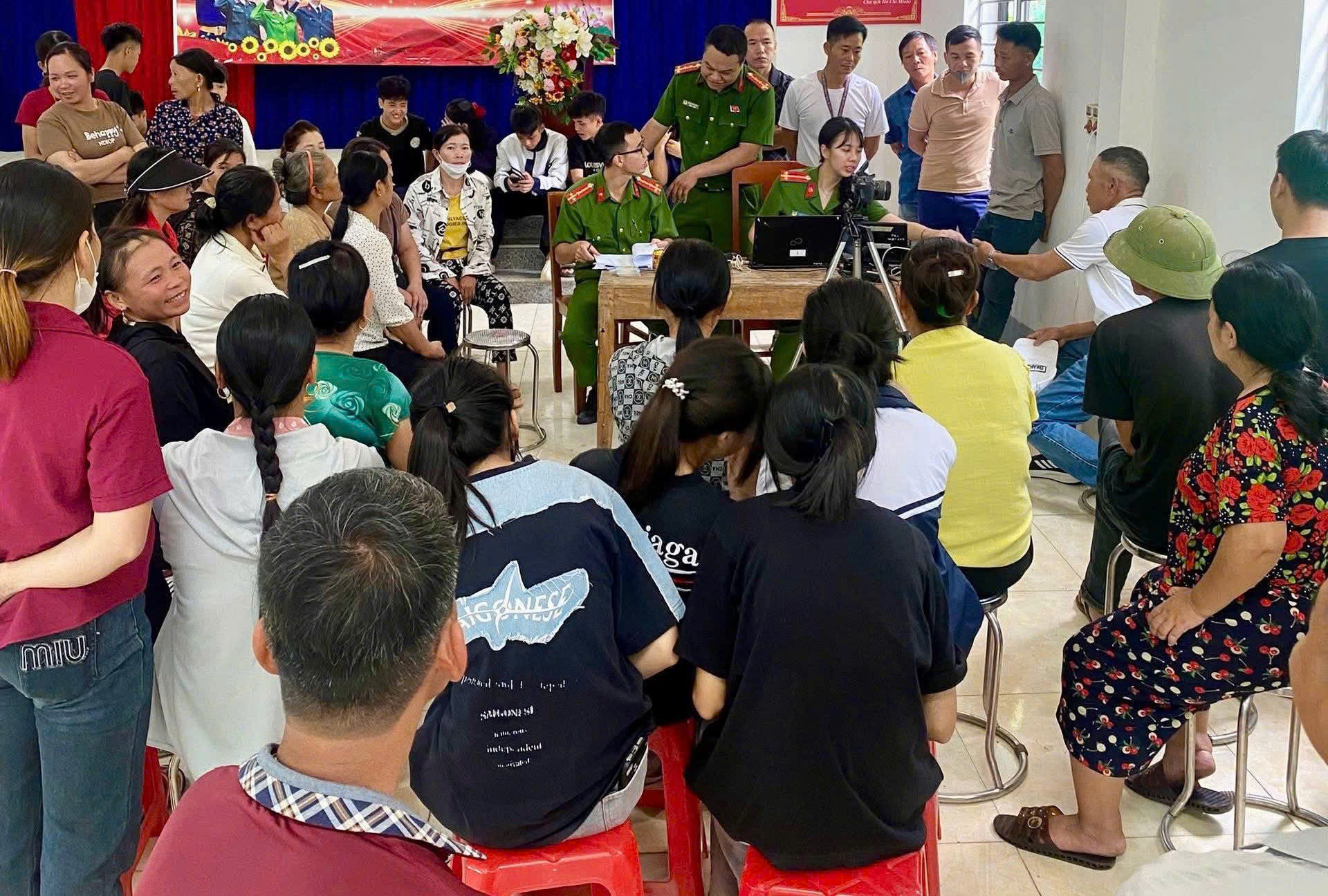 Công an xã Yên Bình ra quân: Lan tỏa tinh thần “công dân số – xã hội an toàn” 1 z7062090189412 5c5ef327390d8e638c9cb583f6f88d44