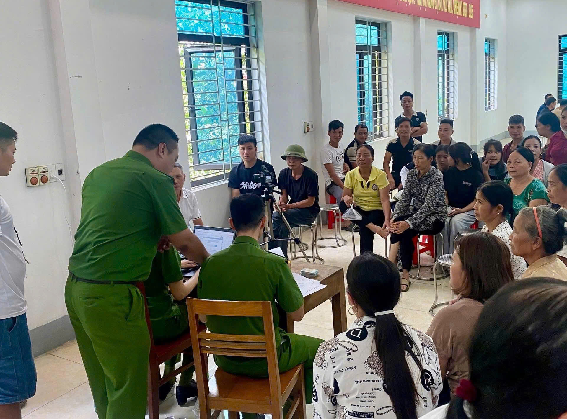 Công an xã Yên Bình ra quân: Lan tỏa tinh thần “công dân số – xã hội an toàn” 2 z7062090201452 6285bc4833f1b18a7bcd2ddec4ba33c0