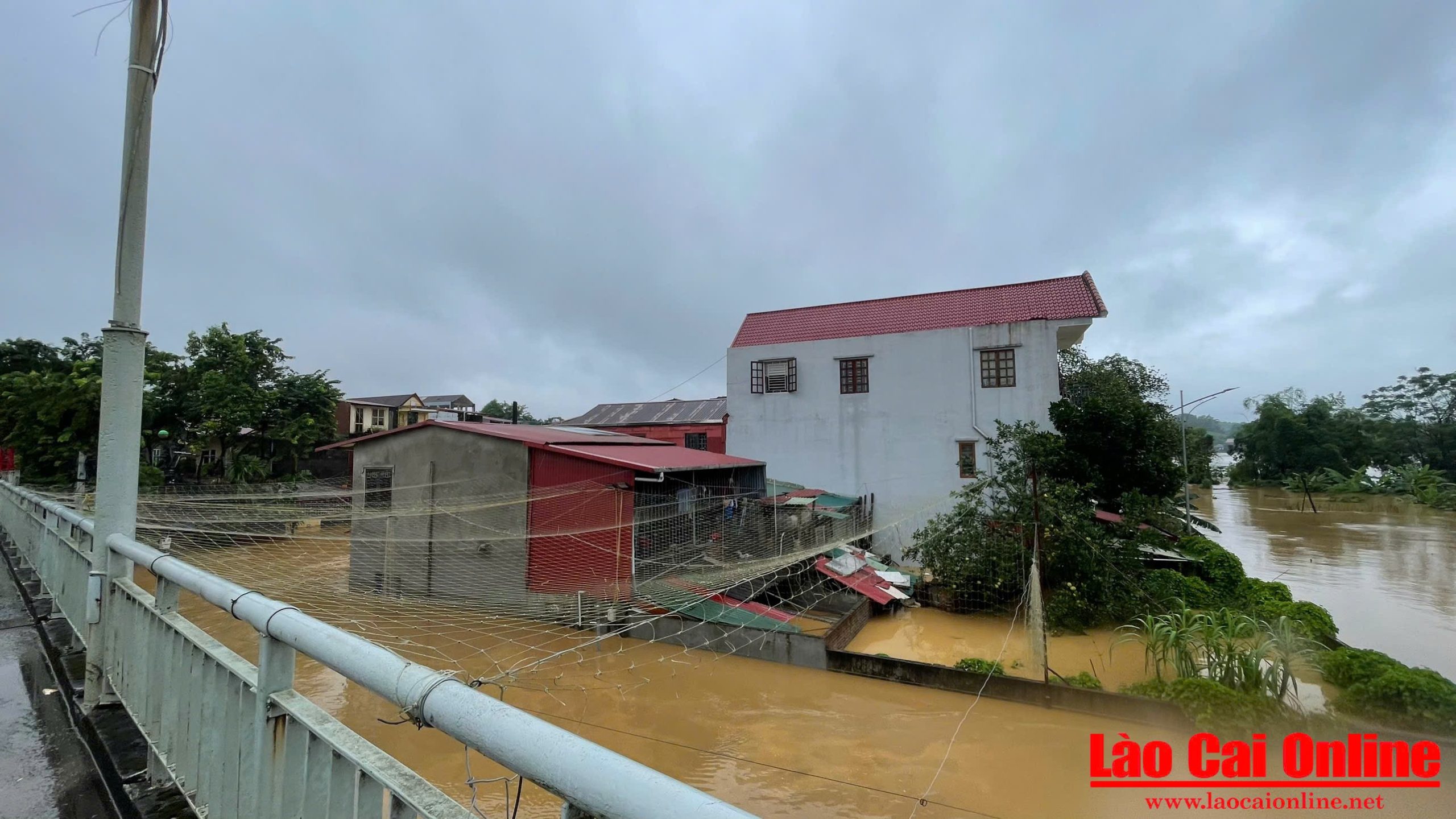 Người dân Lào Cai không tránh khỏi lo lắng trước cảnh tượng ngập lụt.