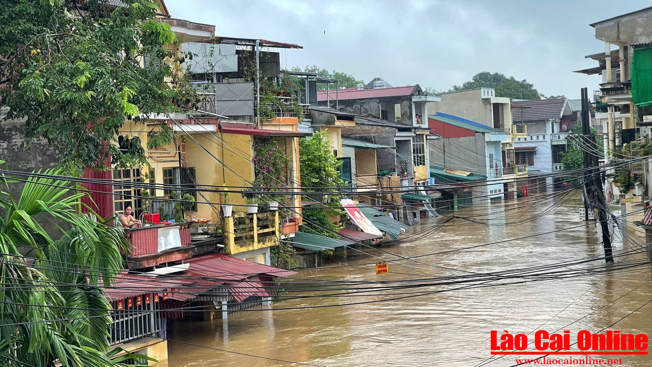 Nhiều ngôi nhà tại phường Yên Bái ngập trong biển nước.