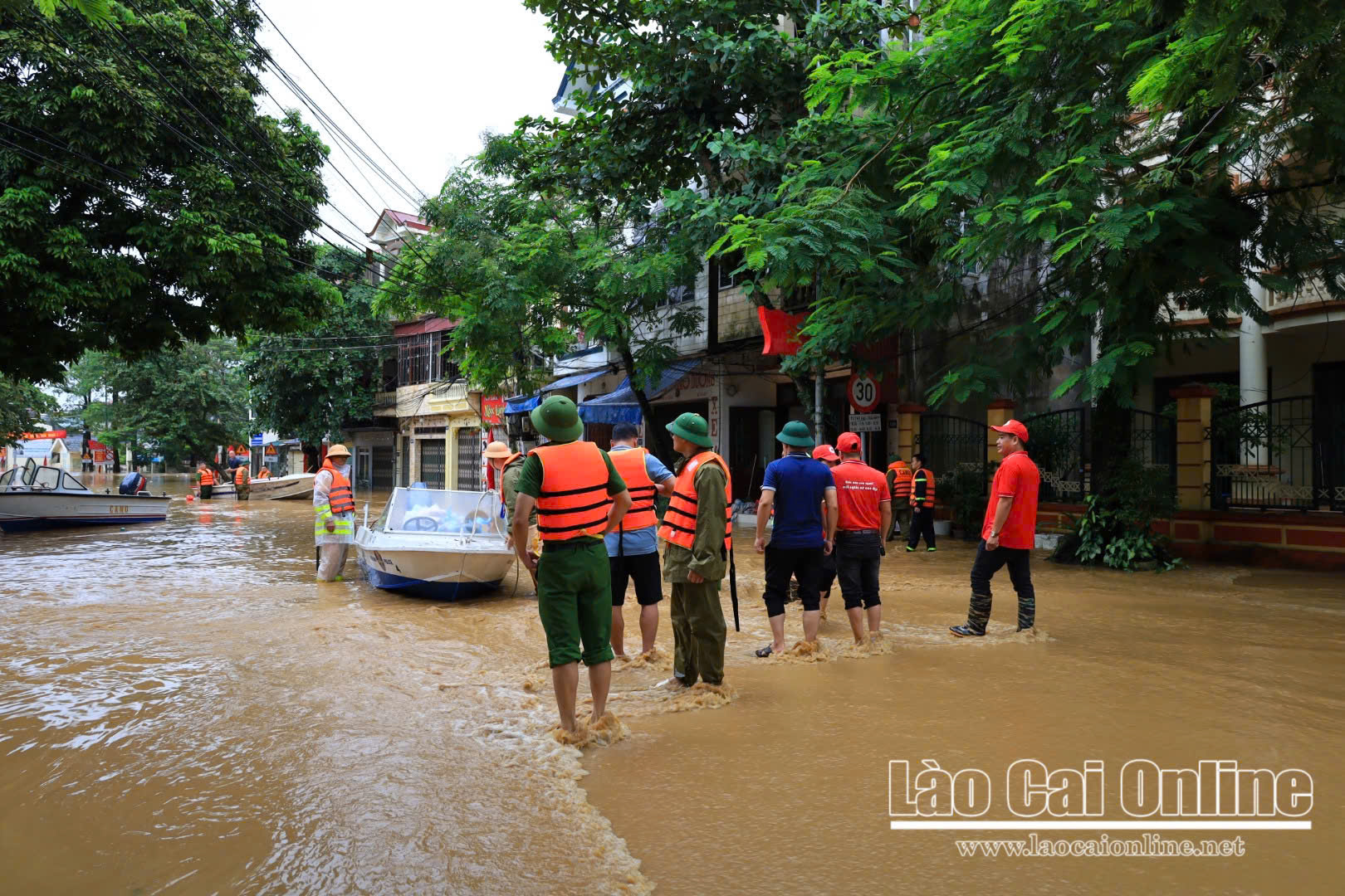Nhiều khu vực tại Lào Cai ngập sâu sau mưa lớn, nguy cơ lũ ống và sạt lở đất rình rập 2 z7065487158062 5ef45805bc22485abaccbe848ae84603