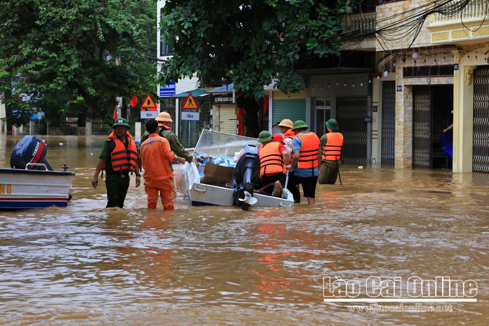 Nhiều khu vực tại Lào Cai ngập sâu sau mưa lớn, nguy cơ lũ ống và sạt lở đất rình rập 1 z7065487165560 dc8c91879dfdd5791b1d76d66a6cfcab