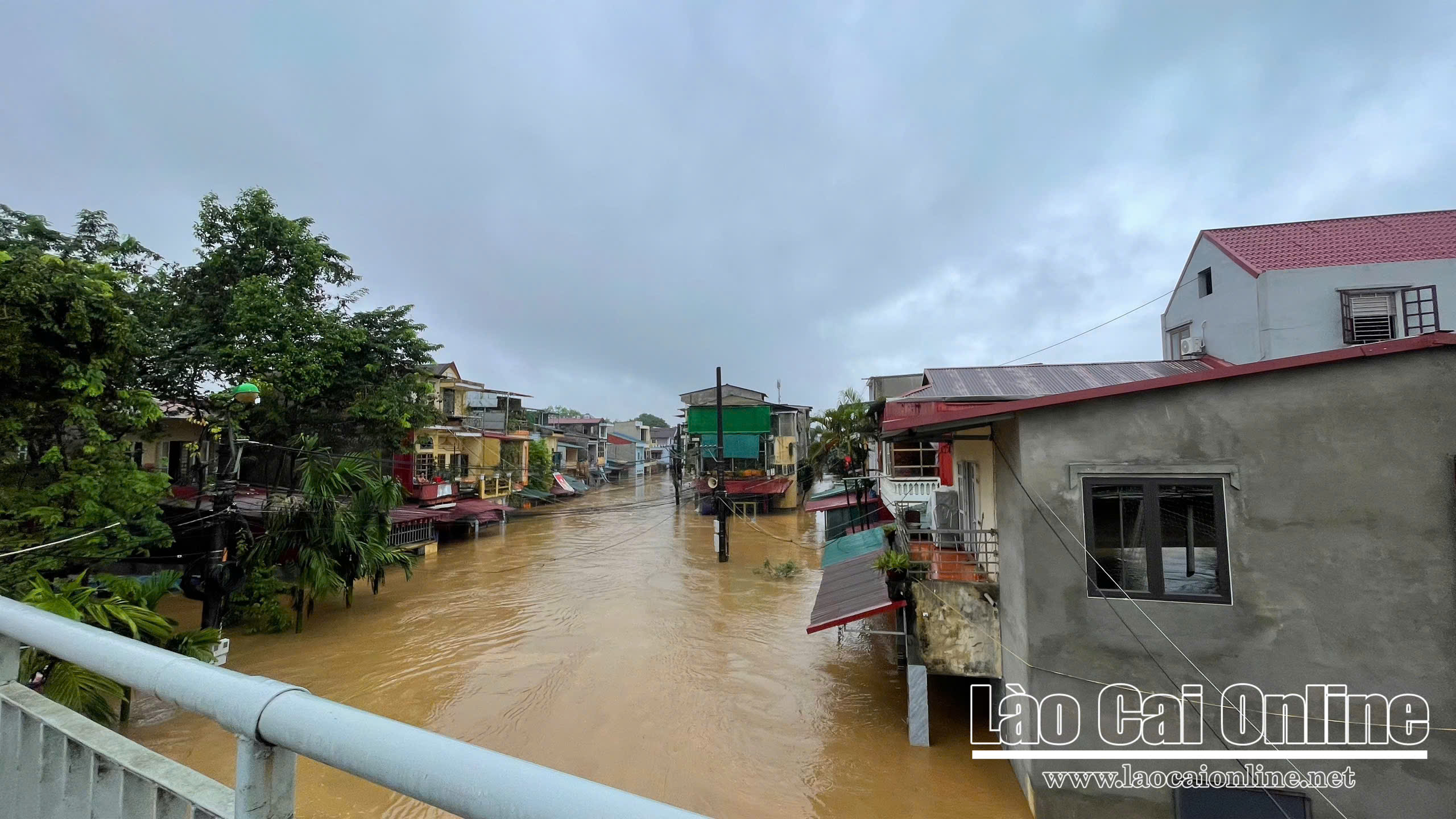 Nhiều khu vực tại Lào Cai ngập sâu sau mưa lớn, nguy cơ lũ ống và sạt lở đất rình rập 6 z7065521744215 3a4ed6461d1a0e3ab983f68a739c53d0