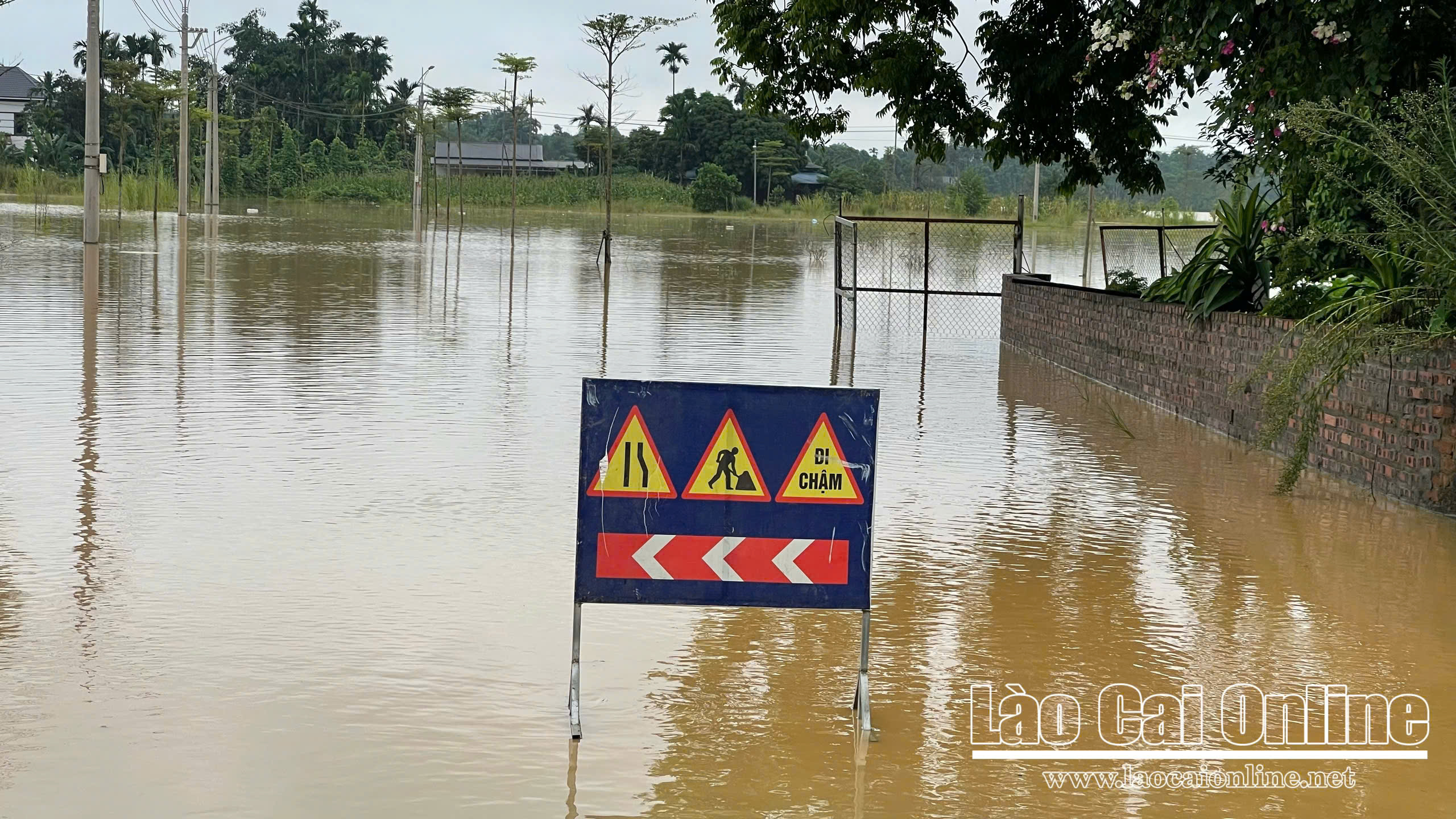 Nhiều khu vực tại Lào Cai ngập sâu sau mưa lớn, nguy cơ lũ ống và sạt lở đất rình rập 14 z7065531131364 1dbfbf7553e5a0ddccb4df62de29aed8