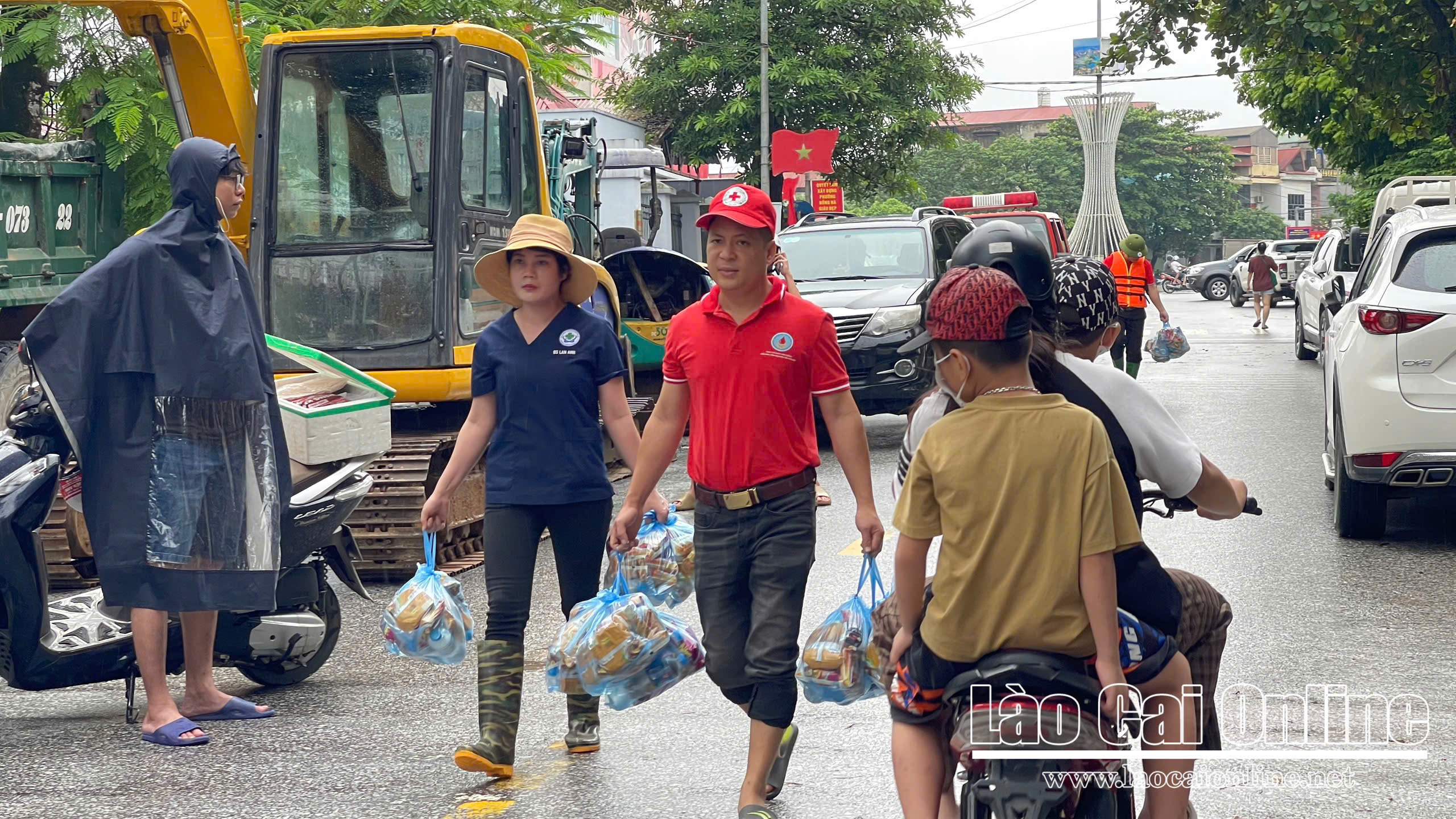 Nhiều khu vực tại Lào Cai ngập sâu sau mưa lớn, nguy cơ lũ ống và sạt lở đất rình rập 16 z7065546988332 67b1c4ea747ba0e96ecf64ddafd109ee