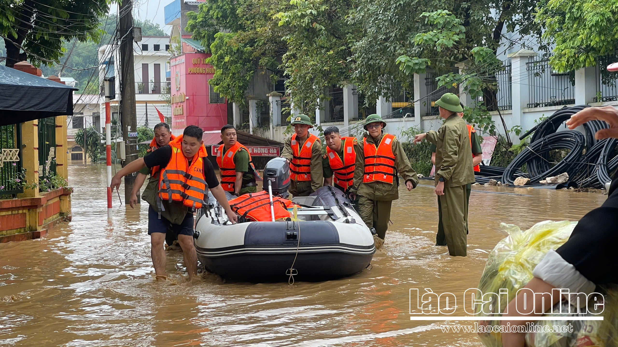 Nhiều khu vực tại Lào Cai ngập sâu sau mưa lớn, nguy cơ lũ ống và sạt lở đất rình rập 11 z7065647294626 229781d039d2148dae6c86e8efa6dd3a
