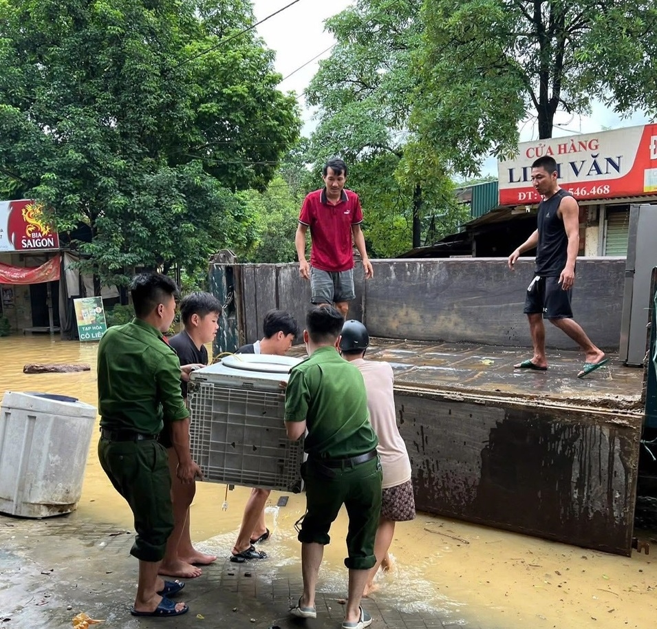 Các lực lượng hỗ trợ người dân di chuyển tài sản đến nơi an toàn. (Ảnh: Trọng Bảo)
