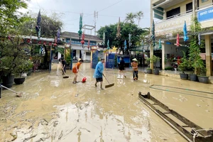 0153789853334f3eb2db63a14765fcfd thay co giao tp hue cang suc don bun sau lu lich su.jpg