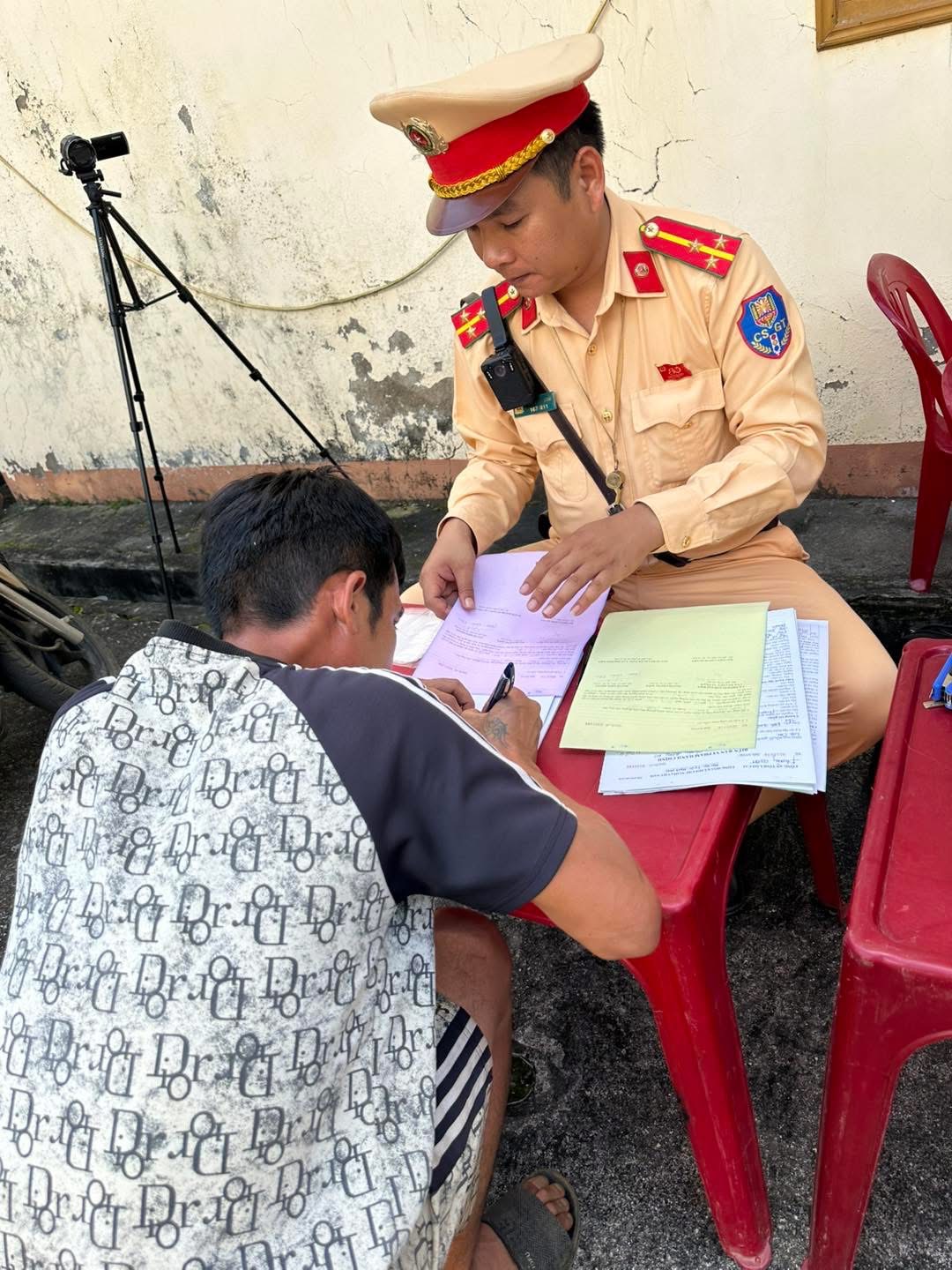 CSGT Lào Cai tăng cường kiểm tra nồng độ cồn: Hành động vì an toàn và văn hóa giao thông 7 07C6AB32 2D99 46AA 9726 52FC4BAC3DFA