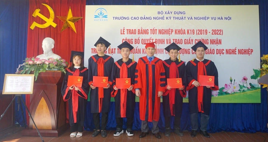 Đề xuất rút ngắn thời gian cấp bằng tốt nghiệp: Chuyển mình mạnh mẽ trong kỷ nguyên số 1 Một buổi lễ tốt nghiệp của Trường Cao đẳng Kỹ thuật Nghiệp vụ Hà Nội. Ảnh: Website nhà trường