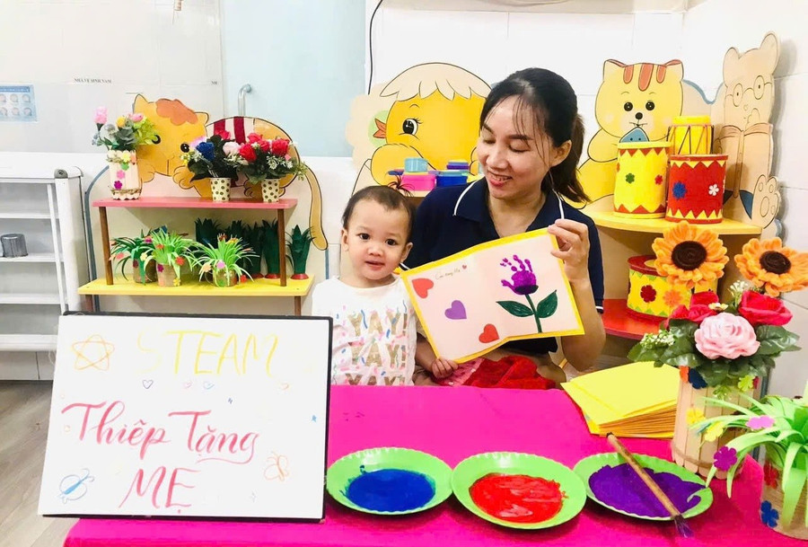 Giờ dạy của giáo viên Trường Mầm non Tây Thạnh 2. Ảnh: MA