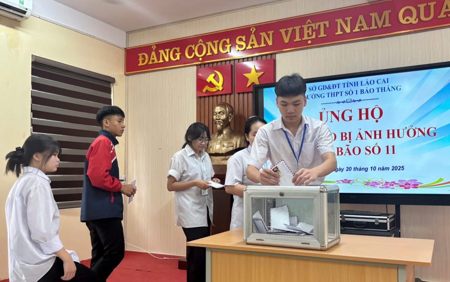 THPT số 1 Bảo Thắng quyên góp hơn 15 triệu đồng ủng hộ đồng bào vùng bão 7 15102858 AFF8 44CA 93BD 106583FDEA66