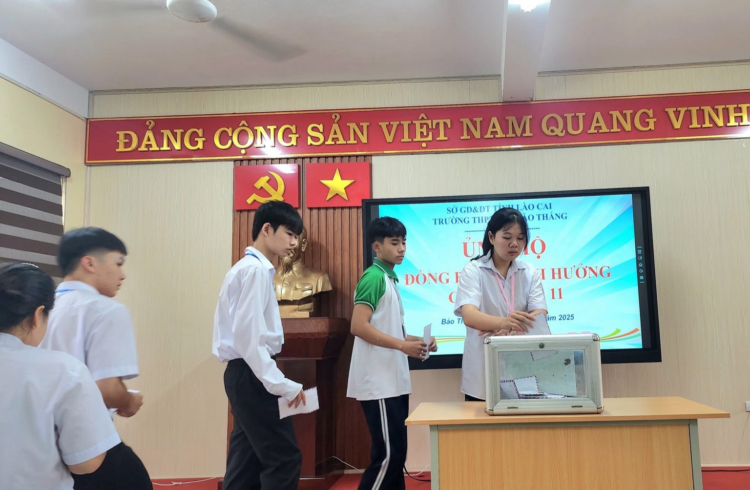 THPT số 1 Bảo Thắng quyên góp hơn 15 triệu đồng ủng hộ đồng bào vùng bão 5 1A74EC48 C43C 4A36 8D8E DD84F1BC1A48