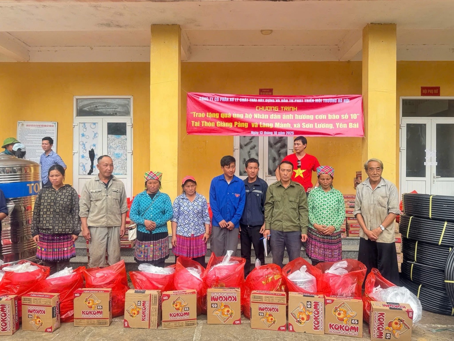 Nghĩa tình mùa bão: Doanh nghiệp Hà Nội trao gần 100 suất quà đến bà con Sơn Lương 1 2794464C 2B33 4BCD AE60 D8F710578407