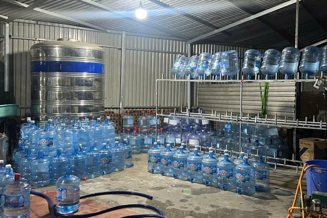 Hà Nội: Phanh phui đường dây sản xuất 20.000 bình nước Lavie giả, bán tràn lan cho người dân 1 3048232556702616159 edited 1760427582063