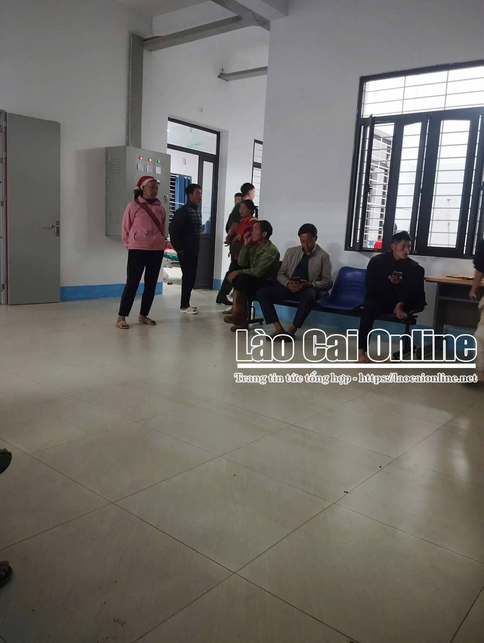 Hơn 35 học sinh Bản Hồ buồn nôn, đau bụng phải nhập viện 2 Phụ huynh đứng bên ngoài phòng bệnh, ánh mắt đầy lo lắng khi dõi theo tình trạng sức khỏe của con em đang được bác sĩ và điều dưỡng chăm sóc.