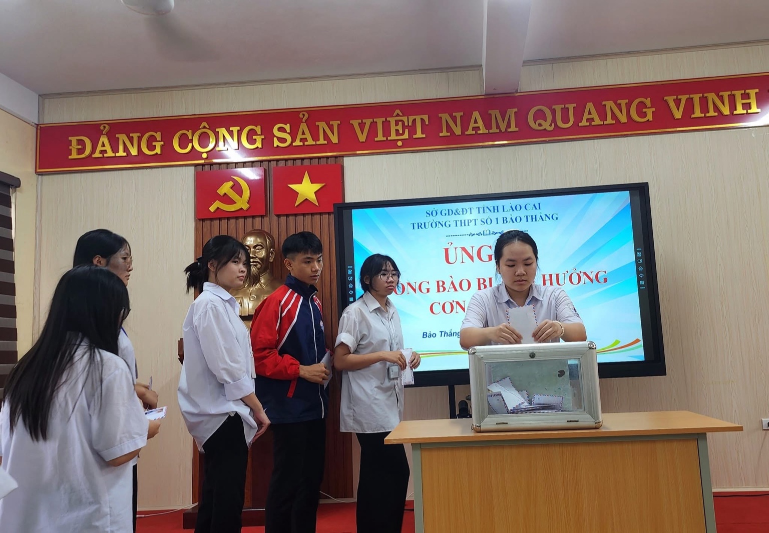 THPT số 1 Bảo Thắng quyên góp hơn 15 triệu đồng ủng hộ đồng bào vùng bão 6 344EE839 7957 47A9 A081 06162206DCB2