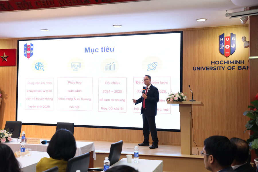 Chatbot AI, TikTok và dữ liệu lớn 'lên ngôi' trong mùa tuyển sinh 2025 1 PGS.TS Nguyễn Văn Thụy, Trưởng Phòng Tuyển sinh và Truyền thông, Trường Đại học Ngân hàng TPHCM trình bày tham luận tại tọa đàm.