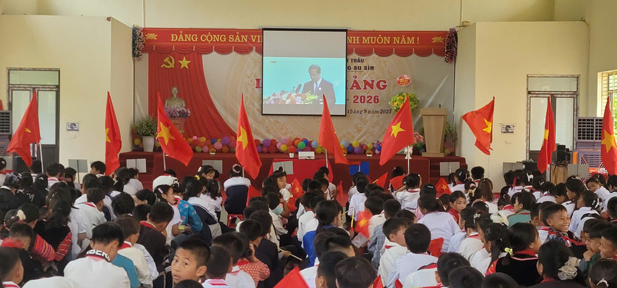 Sắp có ngôi trường nội trú nơi 'con gà gáy ba nước cùng nghe' 1 Trường PTDTBT THCS Leng Su Sìn, xã Sín Thầu khai giảng năm học mới.