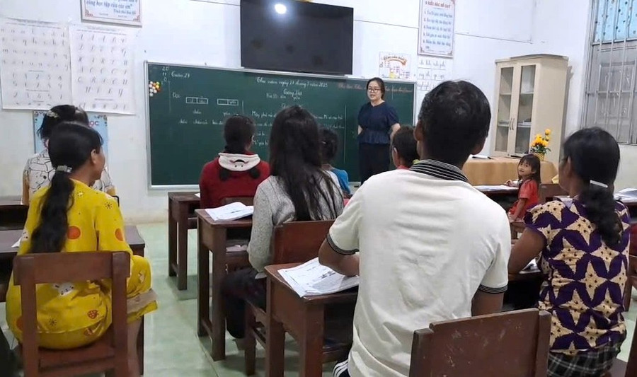 Lớp học xóa mù chữ ở xã Kon Plông.