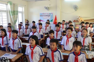 45b567d17f4b4000aa398d9a37851b70 hoc sinh truong tieu hoc gia rai b phuong gia rai ca mau trong ngay tuu truong.jpg