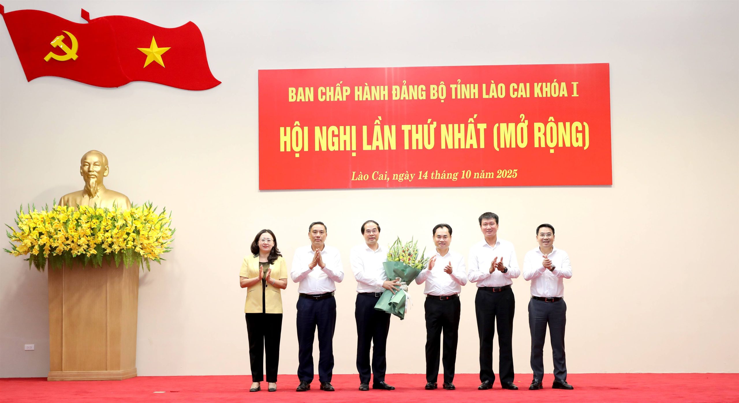 Tỉnh ủy Lào Cai gặp mặt, chia tay đồng chí Trịnh Xuân Trường, nguyên Bí thư Tỉnh ủy, Chủ tịch HĐND tỉnh 4 4Y3A7144tanghoachiatadctrinhxuantruong1 scaled