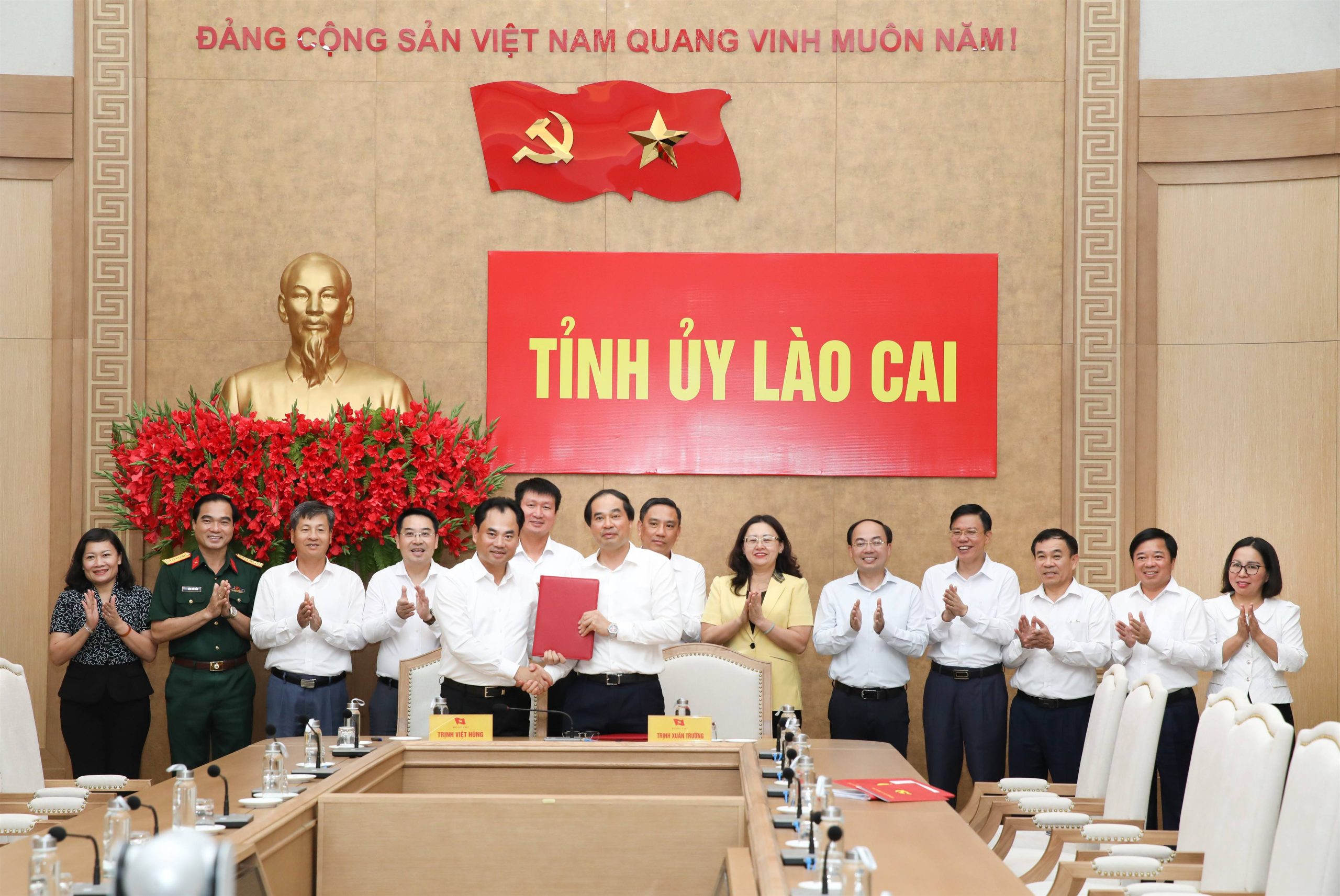 Tỉnh ủy Lào Cai gặp mặt, chia tay đồng chí Trịnh Xuân Trường, nguyên Bí thư Tỉnh ủy, Chủ tịch HĐND tỉnh 9 4Y3A7232bangiaonhiemvubithu scaled