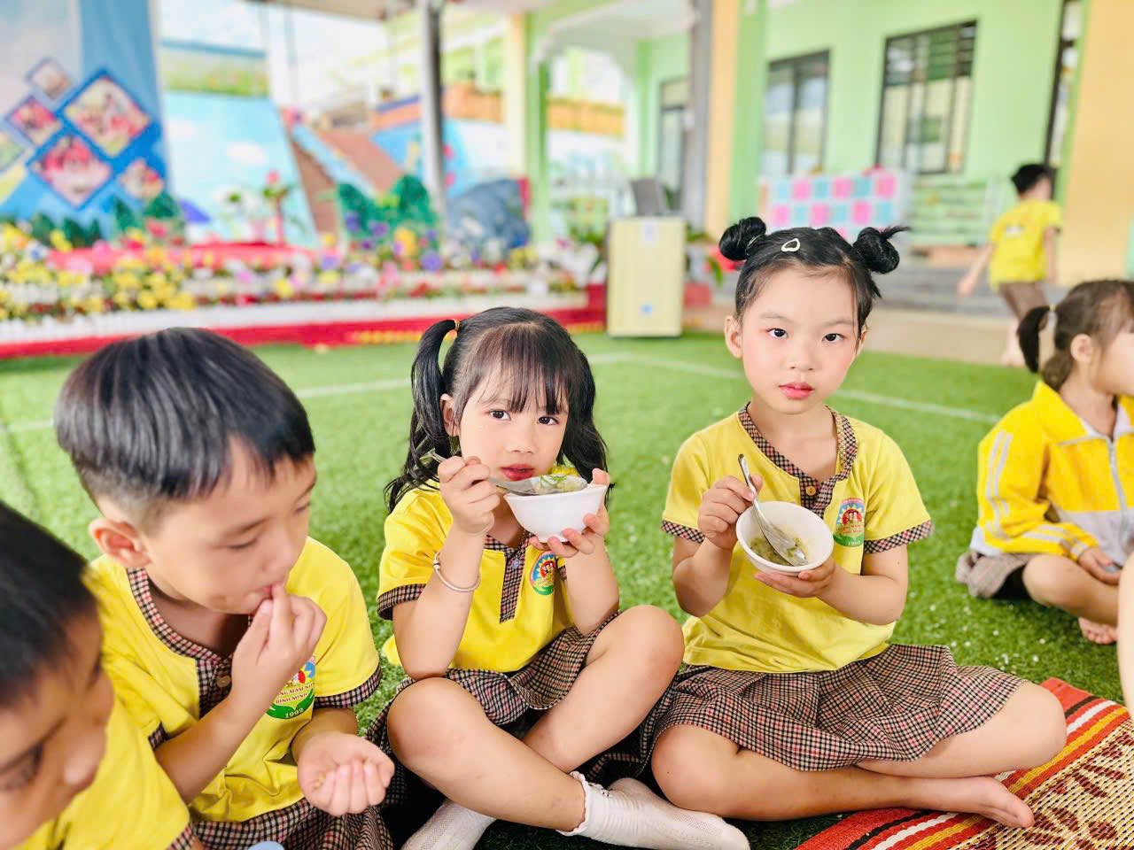 Trường Mầm non Bình Minh cho trẻ trải nghiệm “Hương cốm Hợp Thành”: Học từ hạt ngọc mùa thu 7 514269288 122139328214925719 4609547949426176445 n