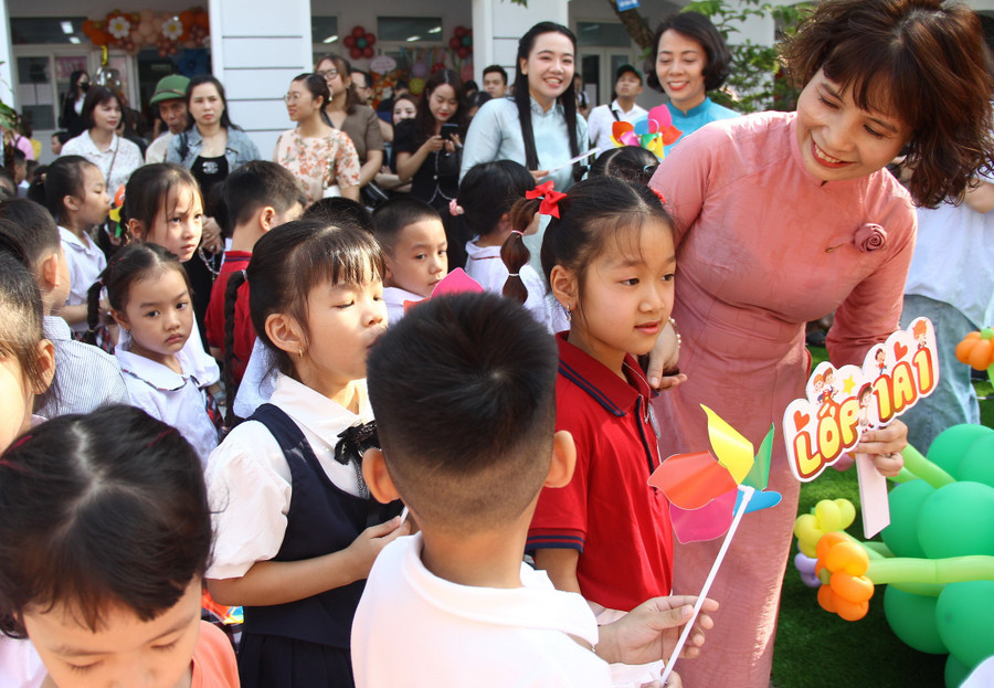Giáo viên chủ nhiệm lớp 1A1, Trường tiểu học Vĩnh Tuy (Vĩnh Hưng, Hà Nội) ân cần chào đón các học trò nhí của mình.