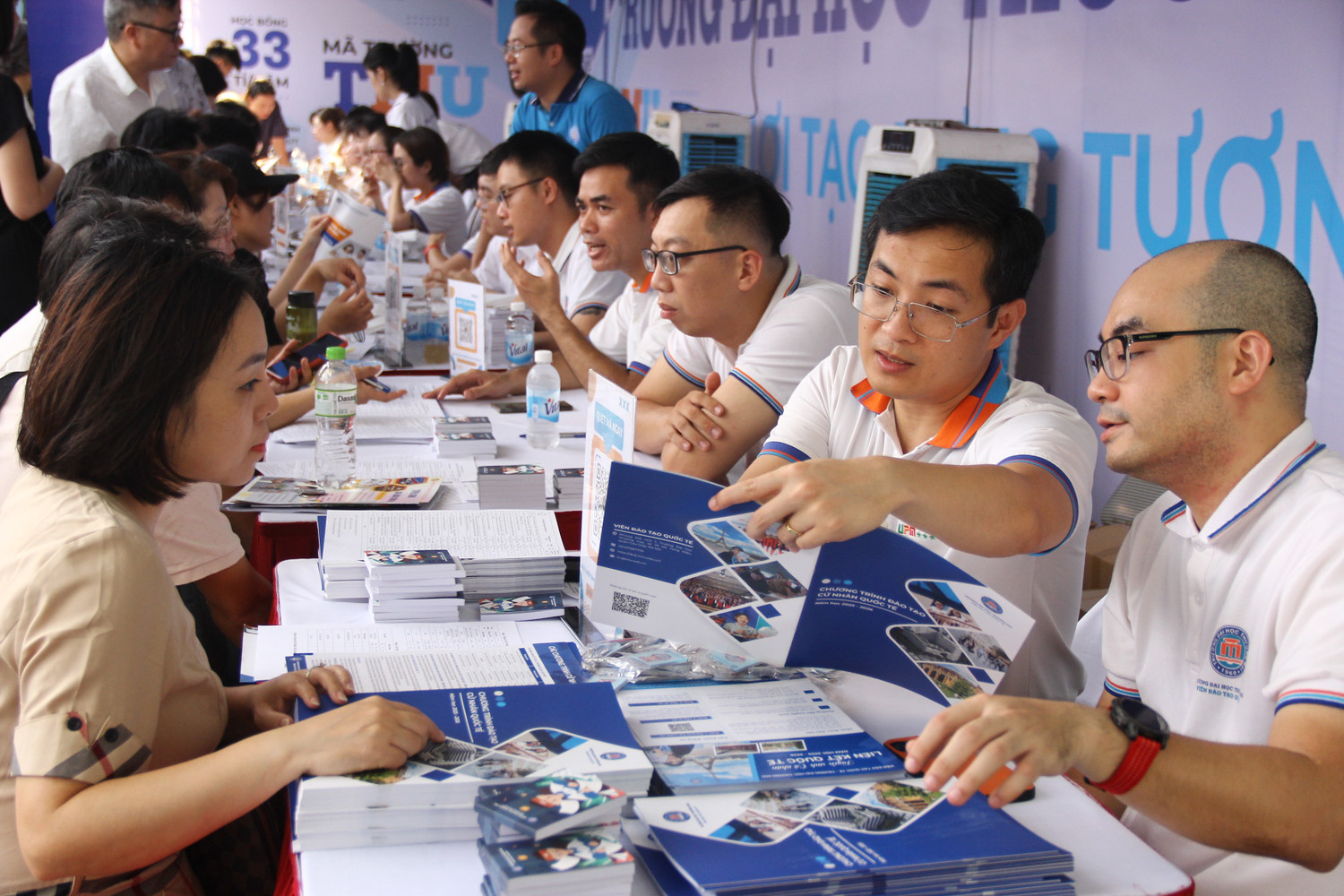 Trường Đại học Thương mại tư vấn tuyển sinh cho phụ huynh và thí sinh. Ảnh: TG tuyen-sinh-dai-hoc-2026-1.jpg