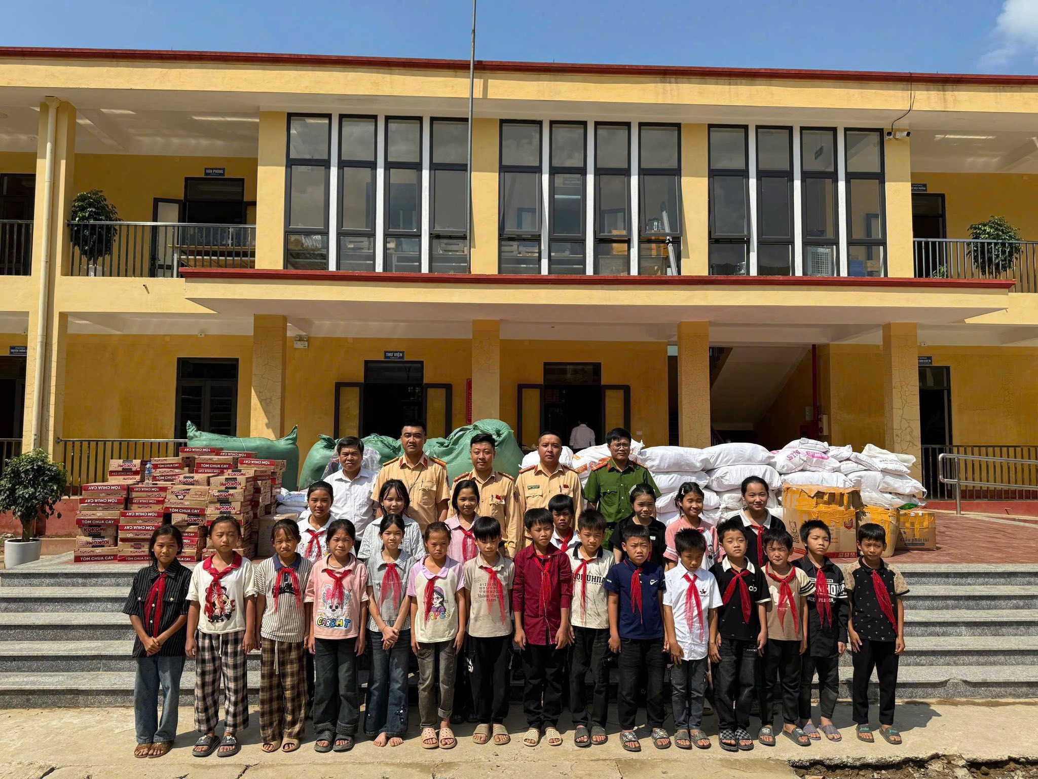 Tuổi trẻ Cảnh sát giao thông Lào Cai chung tay tiếp sức học sinh vùng lũ Mỏ Vàng 5 558763827 1129817802675767 38338378773476063 n