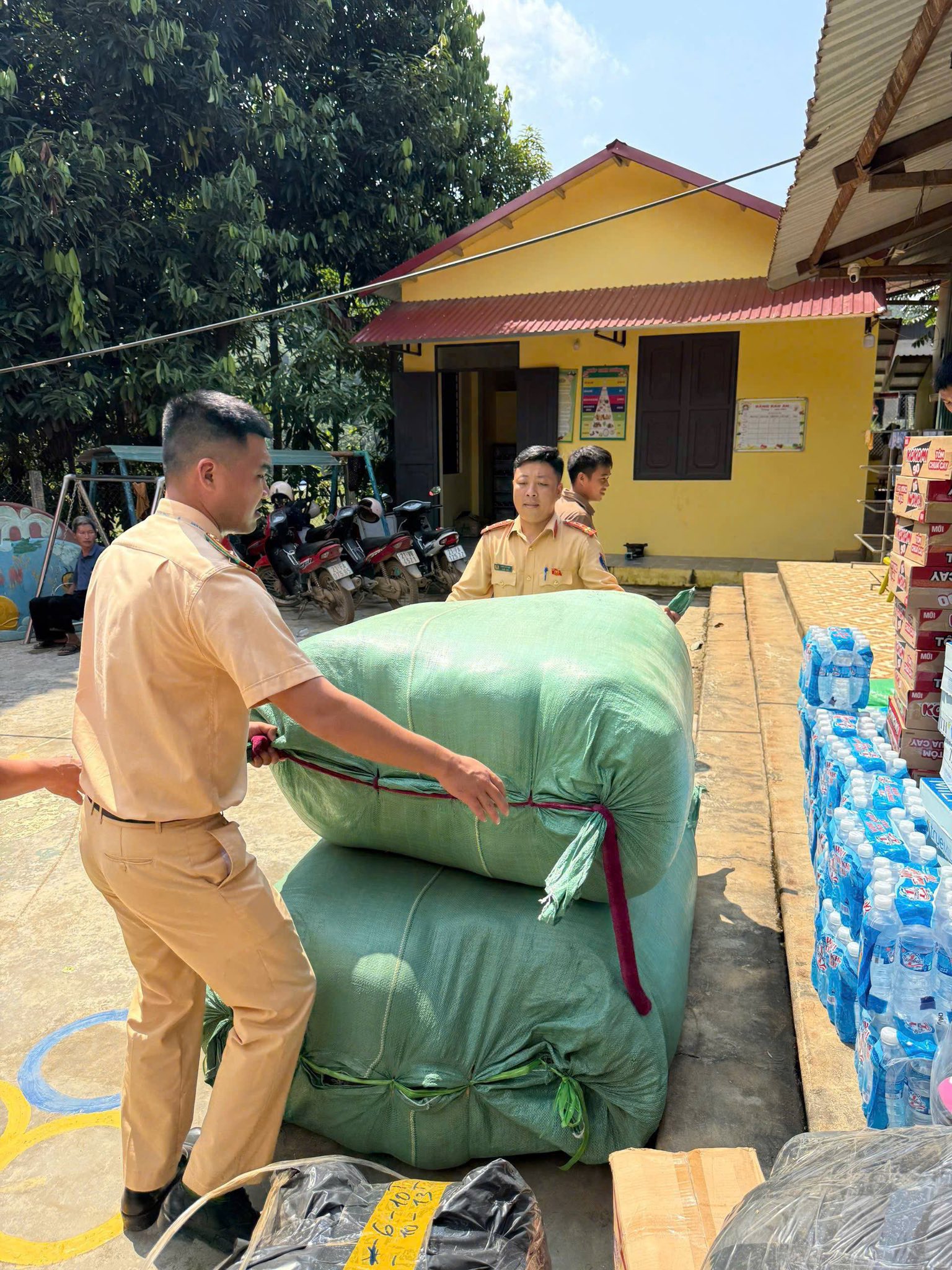 Tuổi trẻ Cảnh sát giao thông Lào Cai chung tay tiếp sức học sinh vùng lũ Mỏ Vàng 2 558891336 1129817759342438 7763484477352636939 n