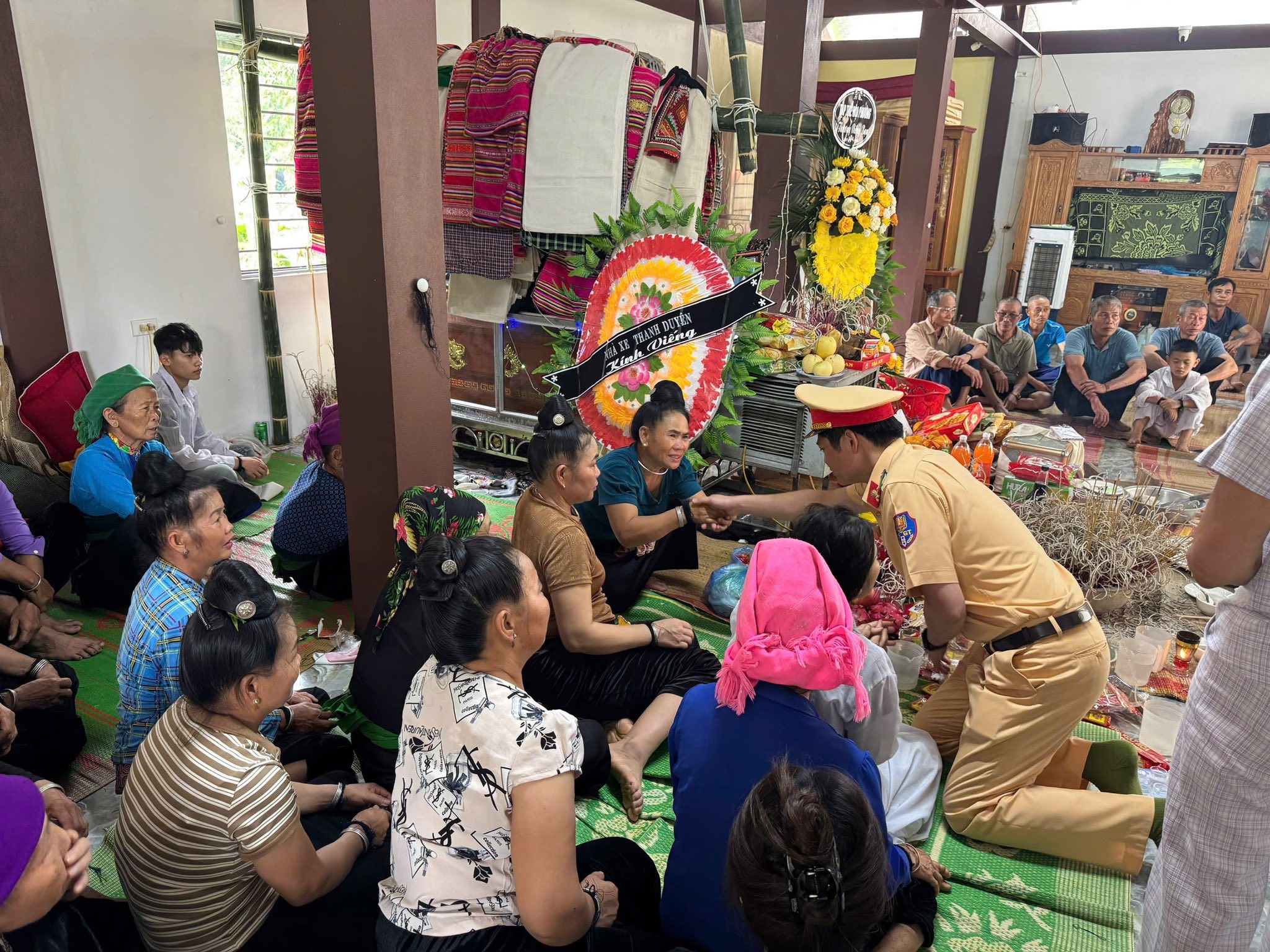 Lào Cai: Sẻ chia nỗi đau, lan tỏa tình người sau vụ tai nạn giao thông thương tâm 2 559146375 122130675374955851 2812535664264569239 n
