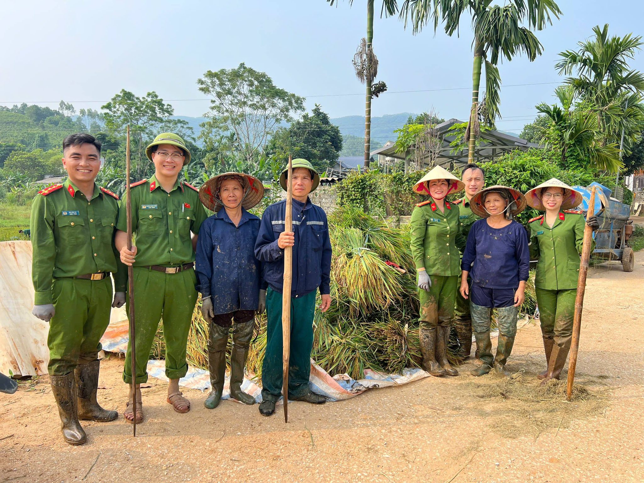 Cán bộ, hội viên phụ nữ Công an Lào Cai chung tay hỗ trợ dân nghèo ổn định cuộc sống 5 559619055 1133557865586113 7331546281690003419 n