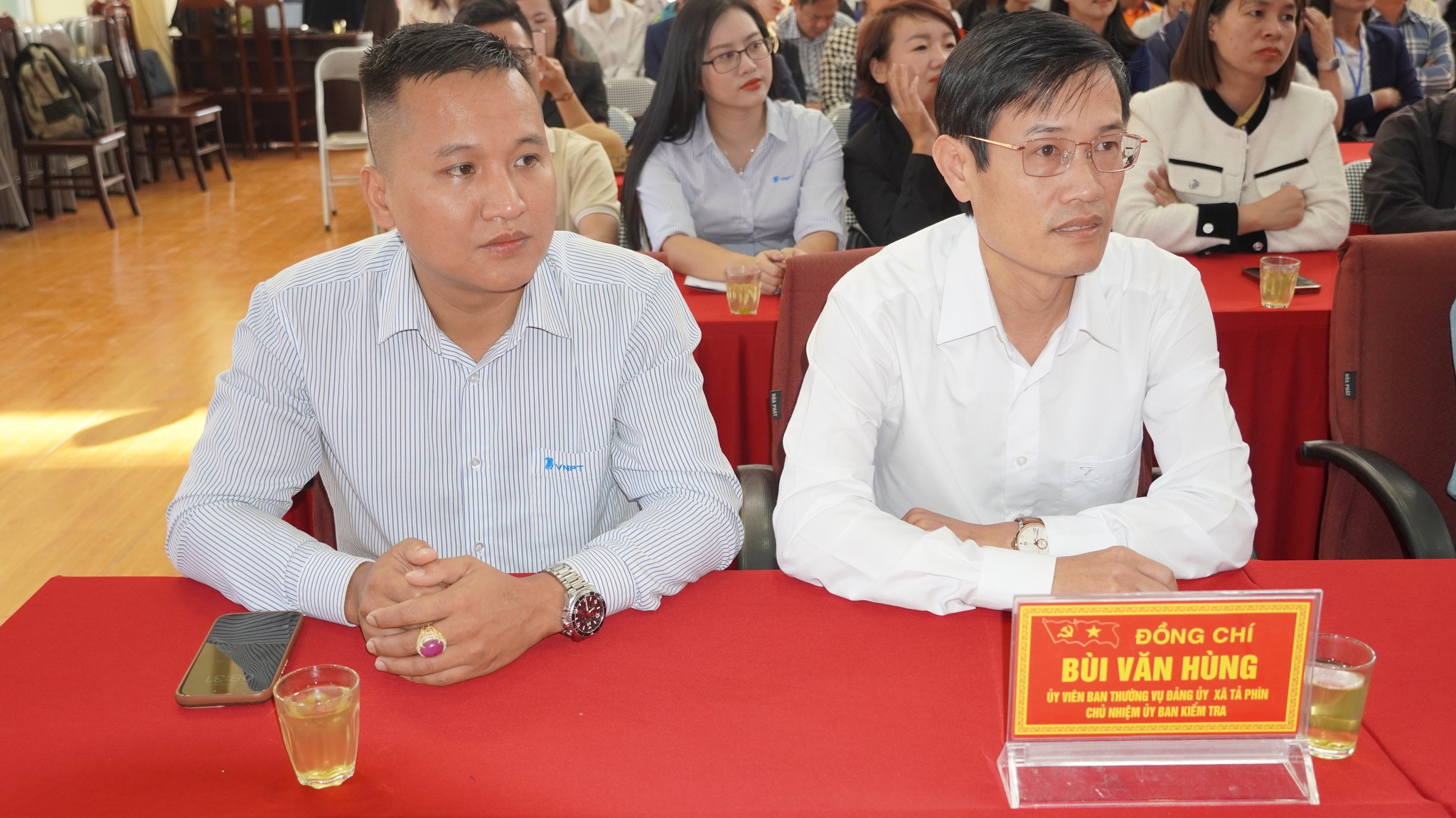 Các đồng chí lãnh đạo tham dự ngày hội đổi mới sáng tạo và chuyển đổi số tại tả phìn . Ảnh TH Sapa