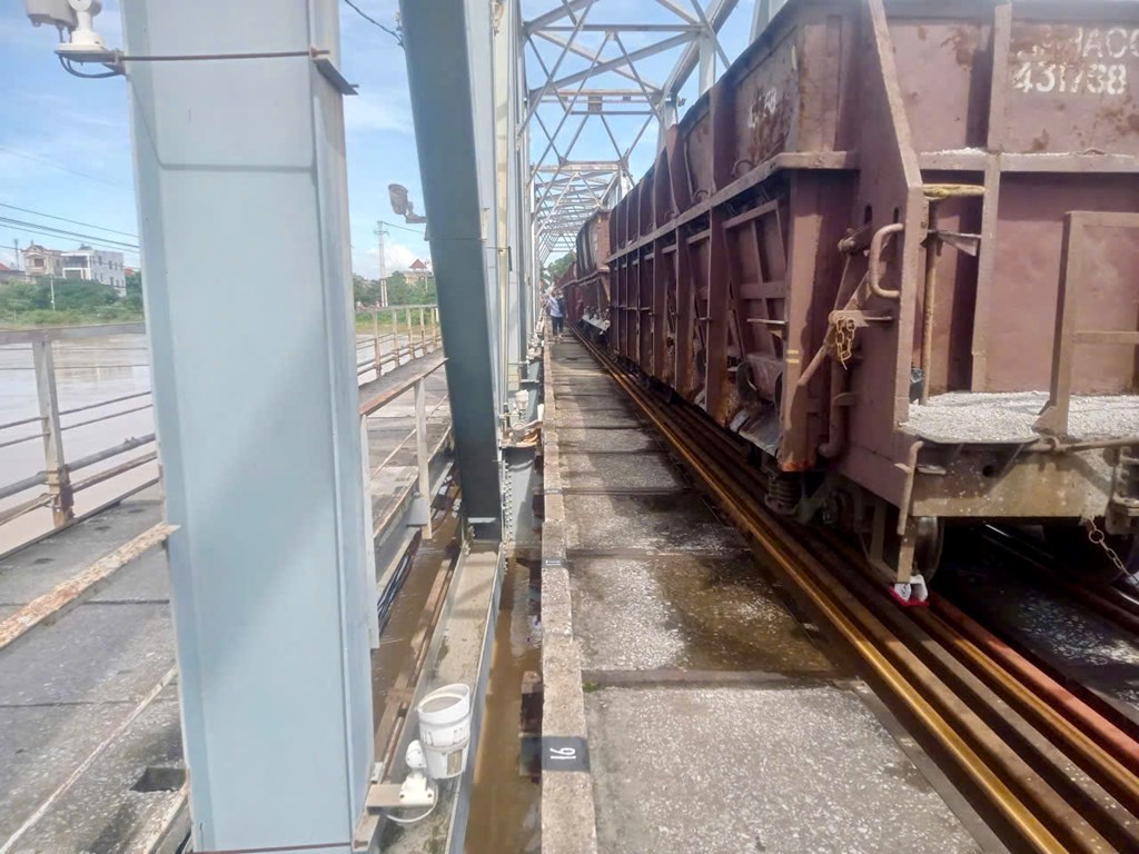 Tàu hàng nặng khoảng 300 tấn giữ cầu Sông Thương. Ảnh: Đức Huy