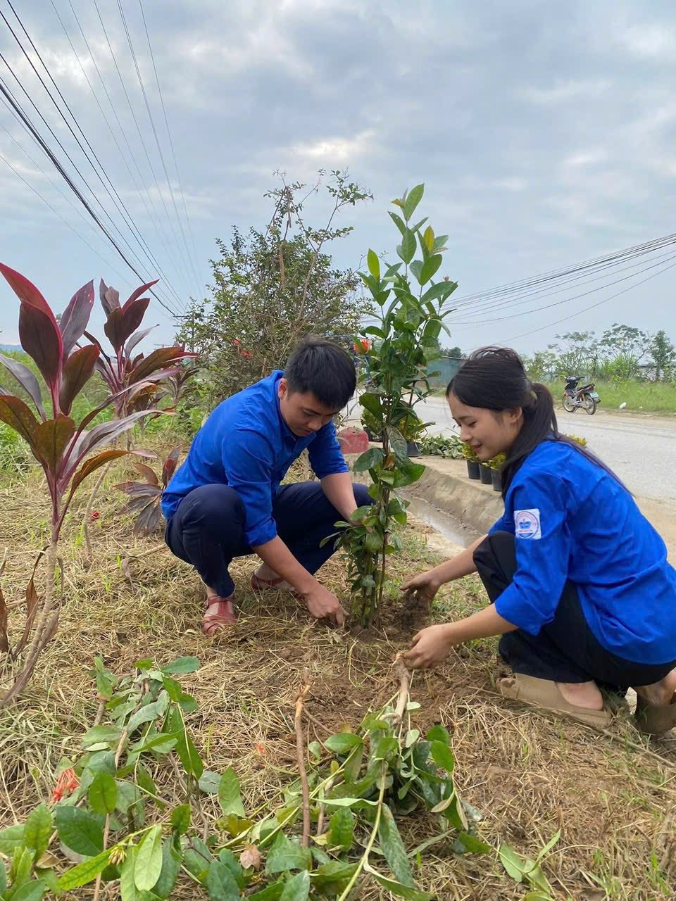 Tuổi trẻ Lào Cai đồng loạt ra quân “Ngày Chủ nhật xanh” lần thứ VII: Lan tỏa nếp sống văn minh, xây dựng quê hương sáng – xanh – sạch – đẹp 4 560013197 1133512612306274 3472083642871556274 n