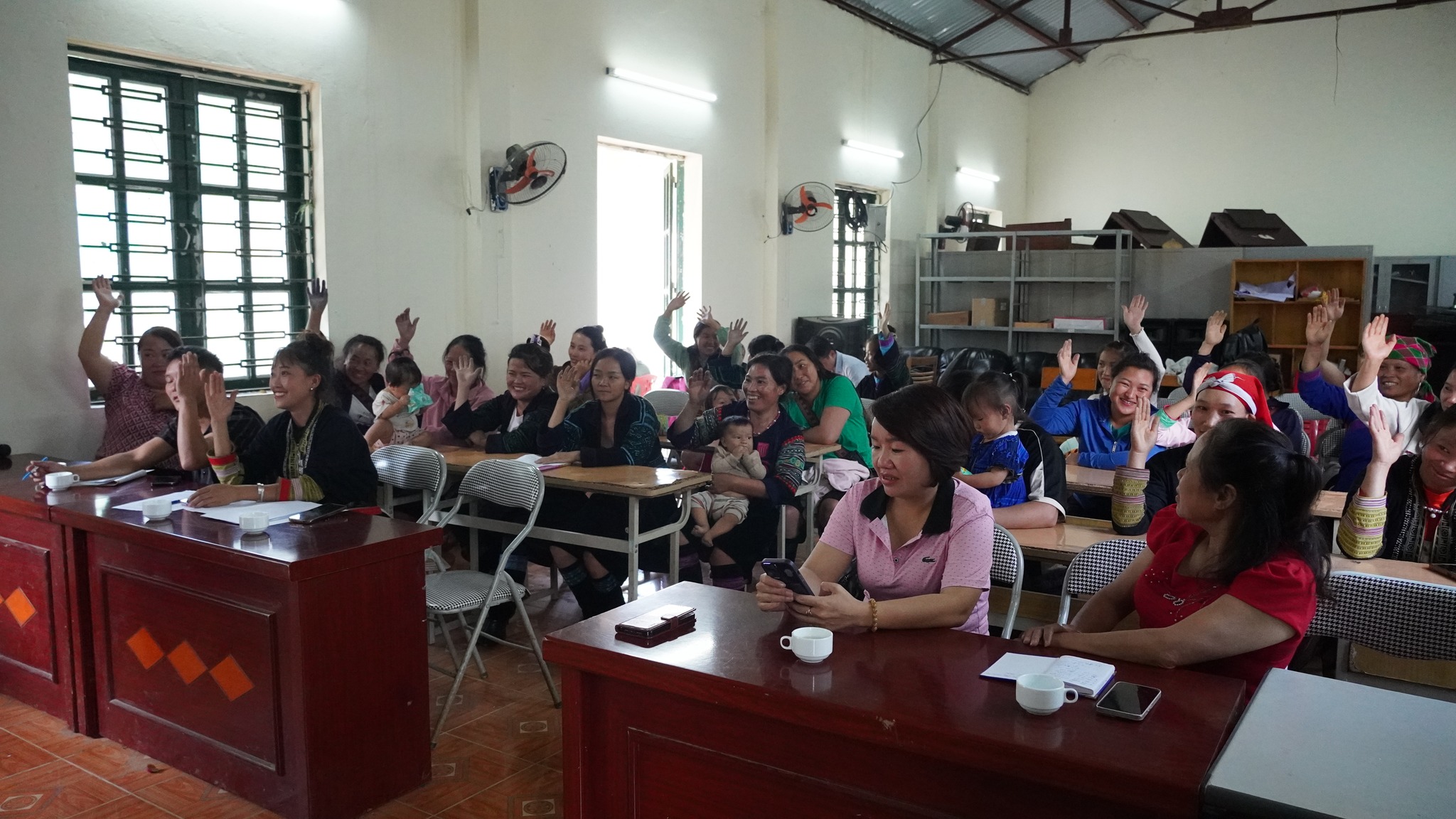 Các hội viên hăng hái phát biển đóng góp ý kiến .Ảnh TH Sapa