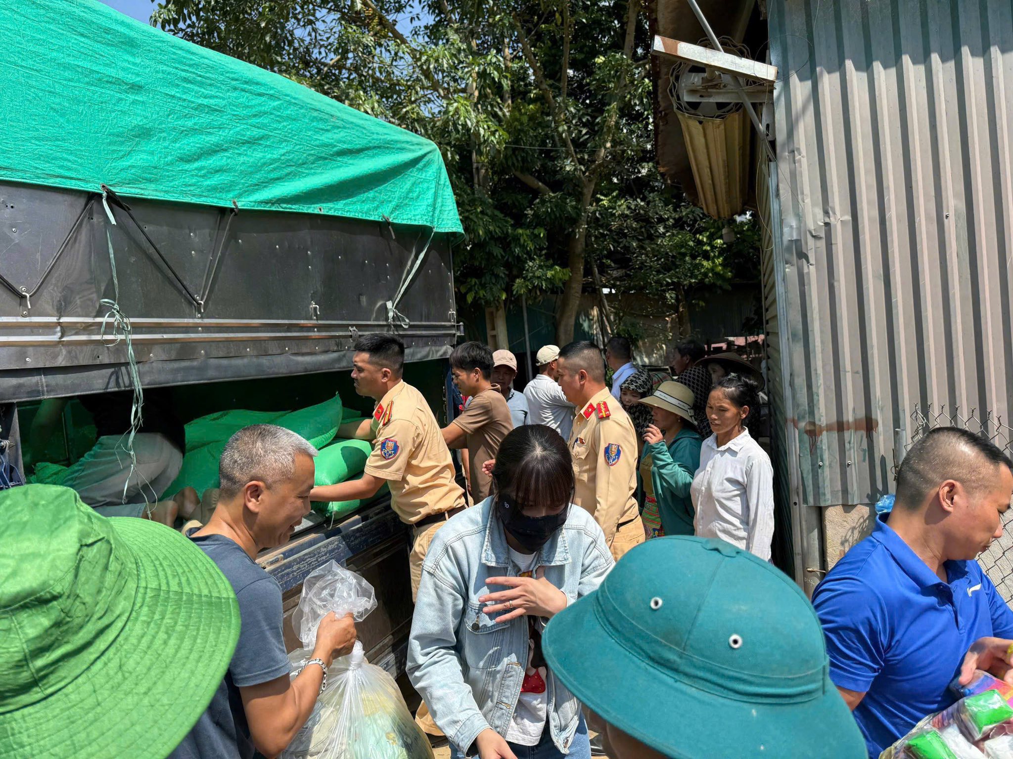 Tuổi trẻ Cảnh sát giao thông Lào Cai chung tay tiếp sức học sinh vùng lũ Mỏ Vàng 1 560088227 1129817752675772 214269524230809173 n