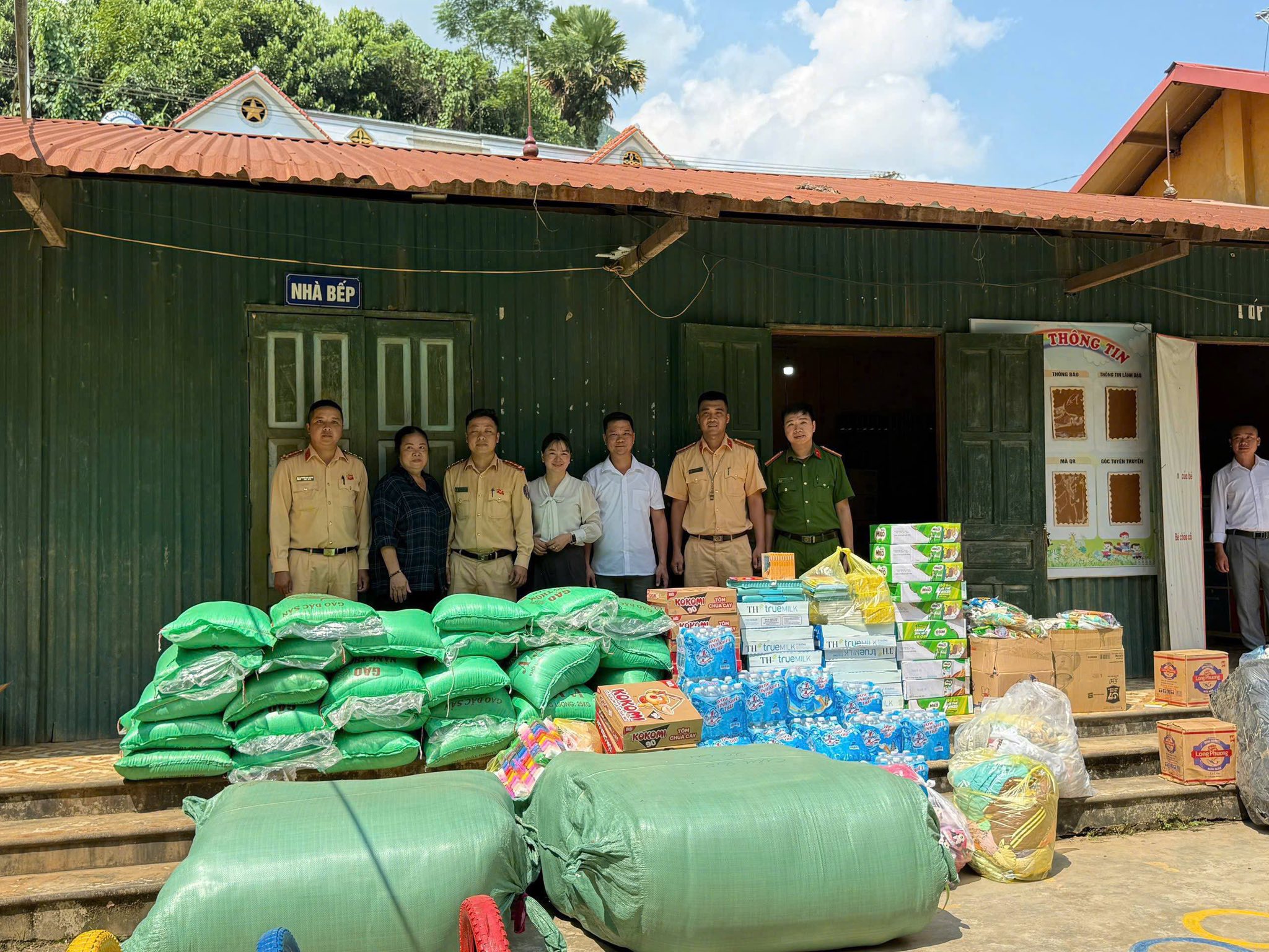 Tuổi trẻ Cảnh sát giao thông Lào Cai chung tay tiếp sức học sinh vùng lũ Mỏ Vàng 4 560606081 1129818032675744 8528769287494455173 n