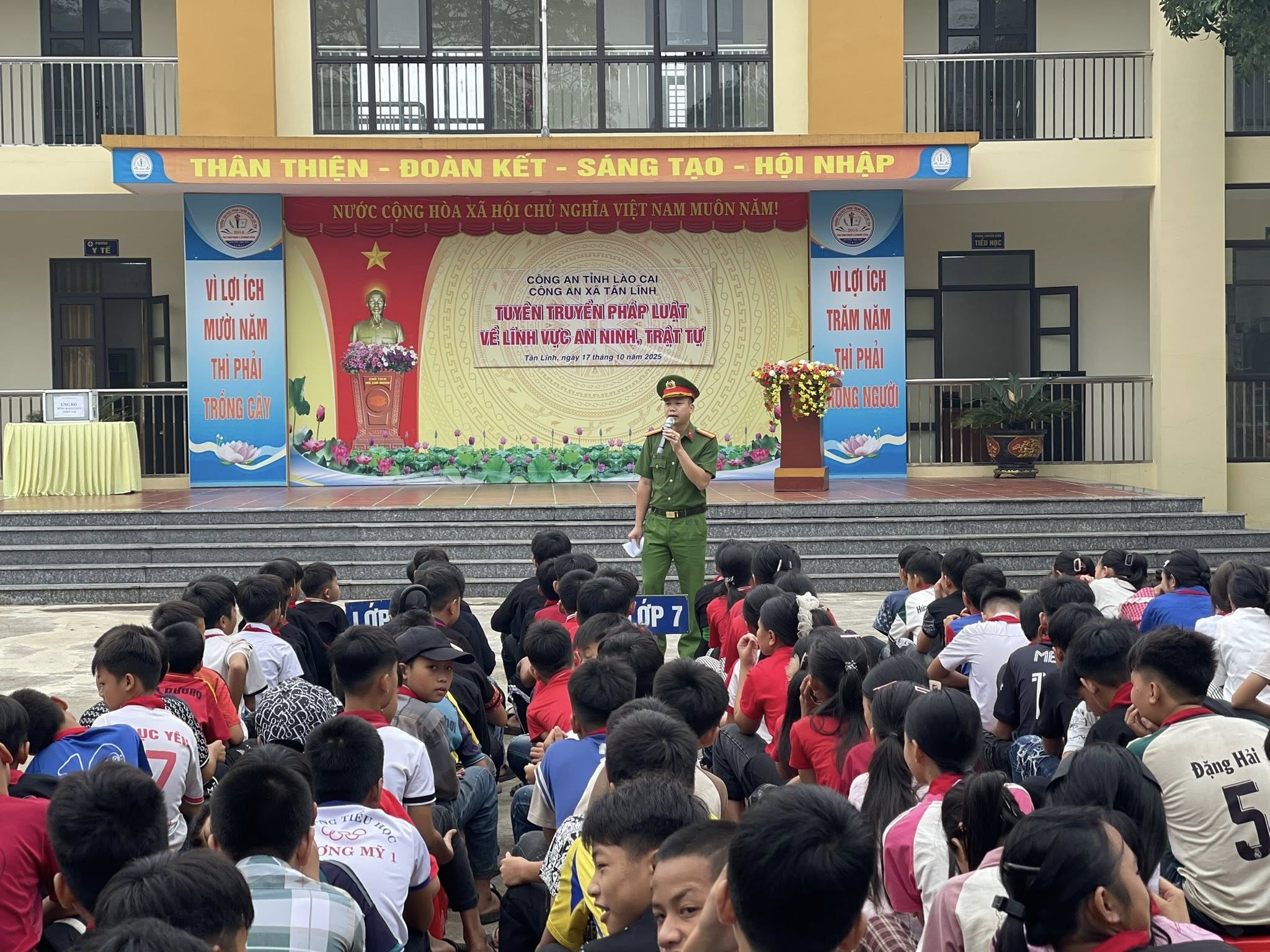 Tuyên truyền pháp luật, hành trang vững bước cho học sinh vùng cao 3 561330745 1127290902861440 1646359171456409485 n